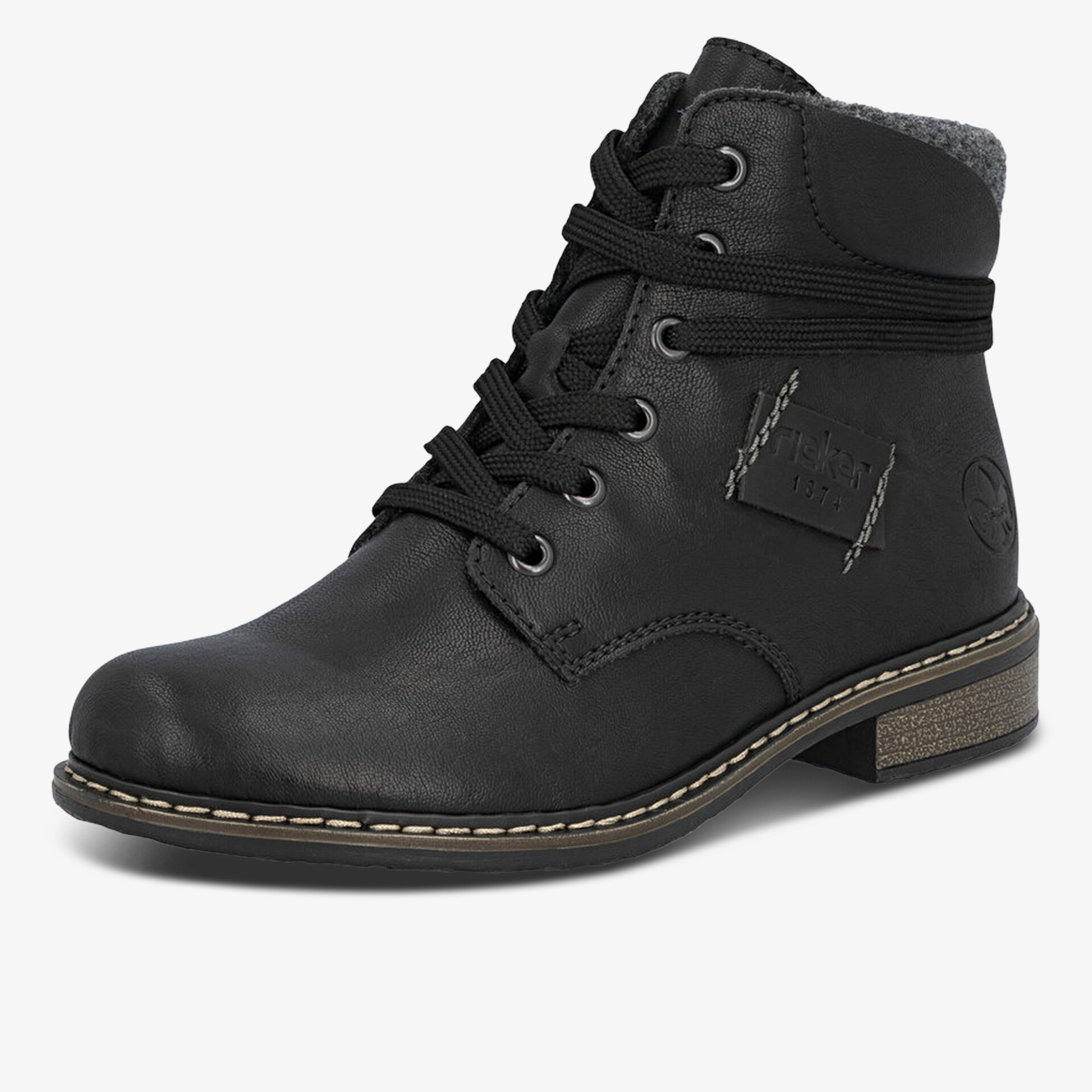 Robuster schwarzer Schnürstiefel mit gepolstertem Schaftrand und stabiler Sohle, seitliche Ansicht