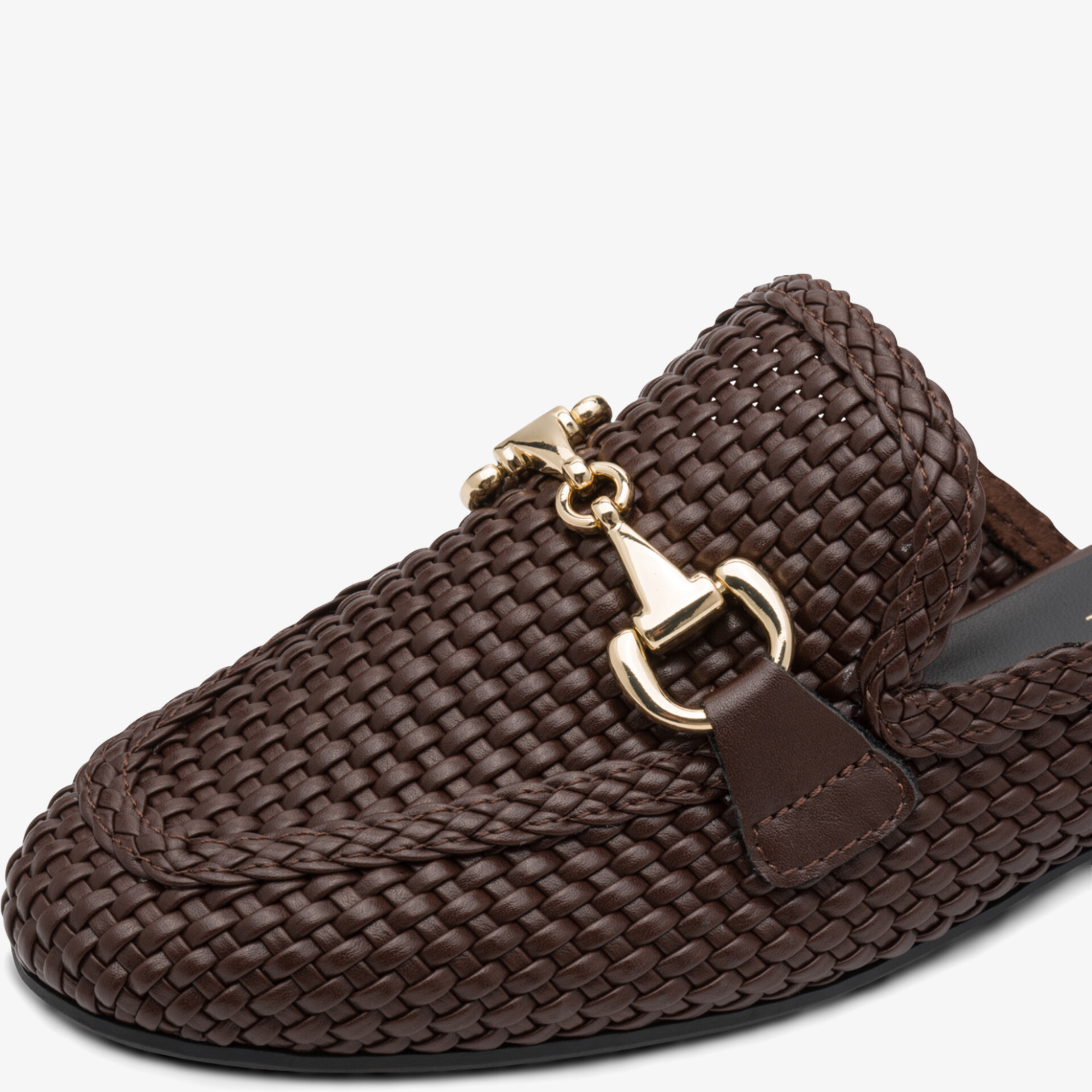 Brauner geflochtener Slipper mit goldfarbener Schnalle, bequeme Passform und edlem Design