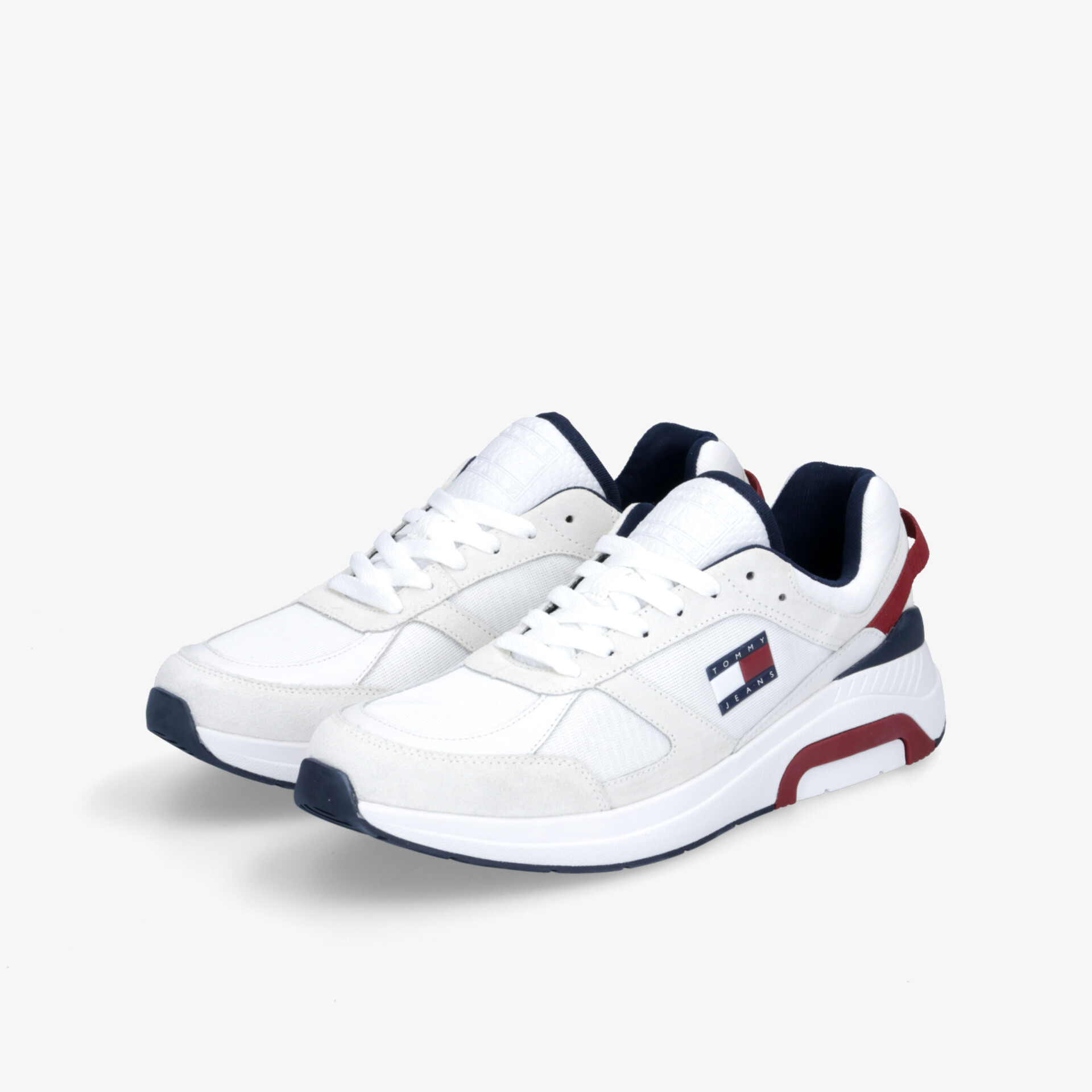 Weiße Sneaker mit markantem Design und bequemer Passform, ideal für sportliche Aktivitäten.