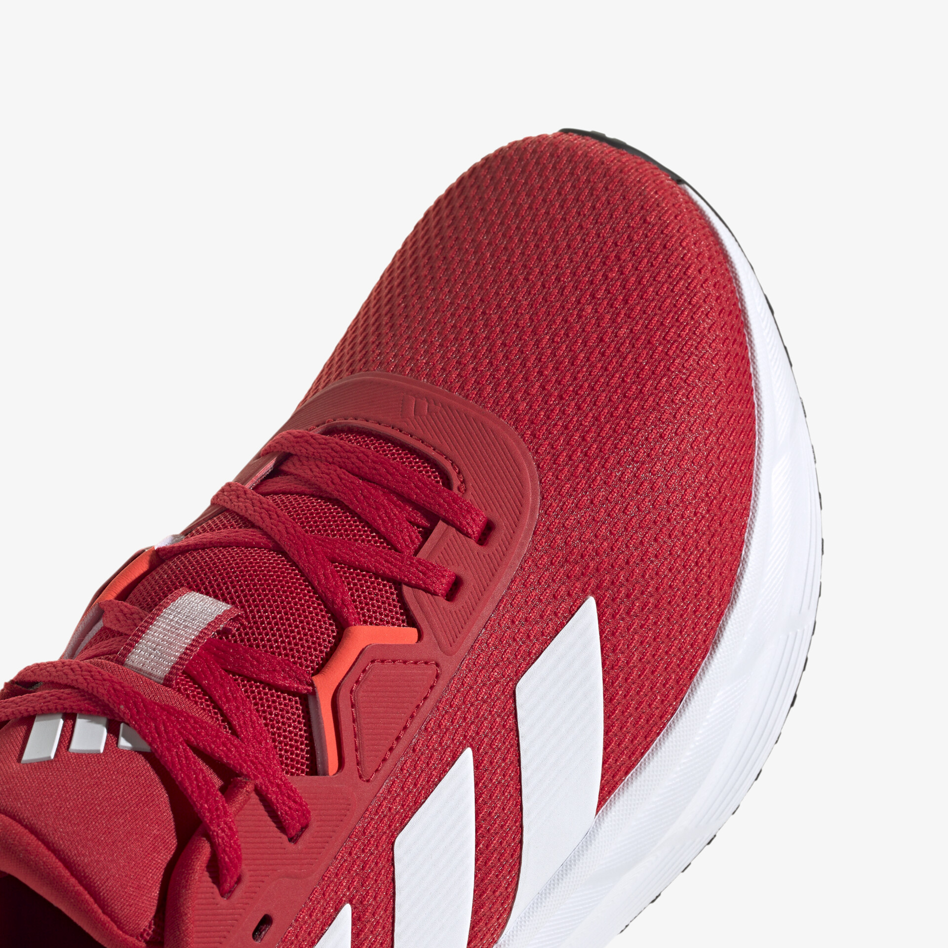 Detailaufnahme roter Sportschuh mit atmungsaktivem Material und leichter Schnürung für optimalen Komfort