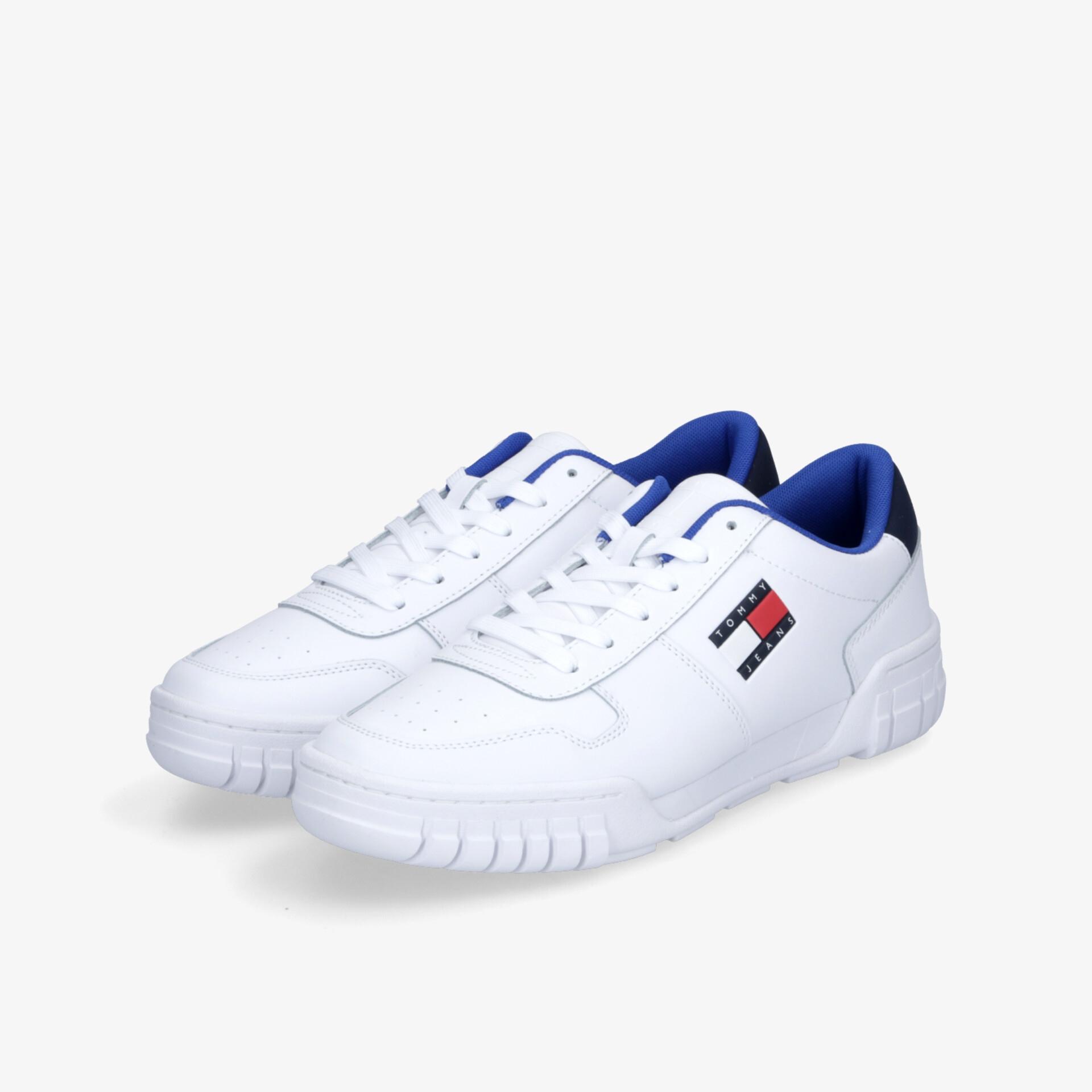 Weißer sportlicher Sneaker mit modernem Design, gepolstertem Kragen und robuster, bequemer Profilsohle