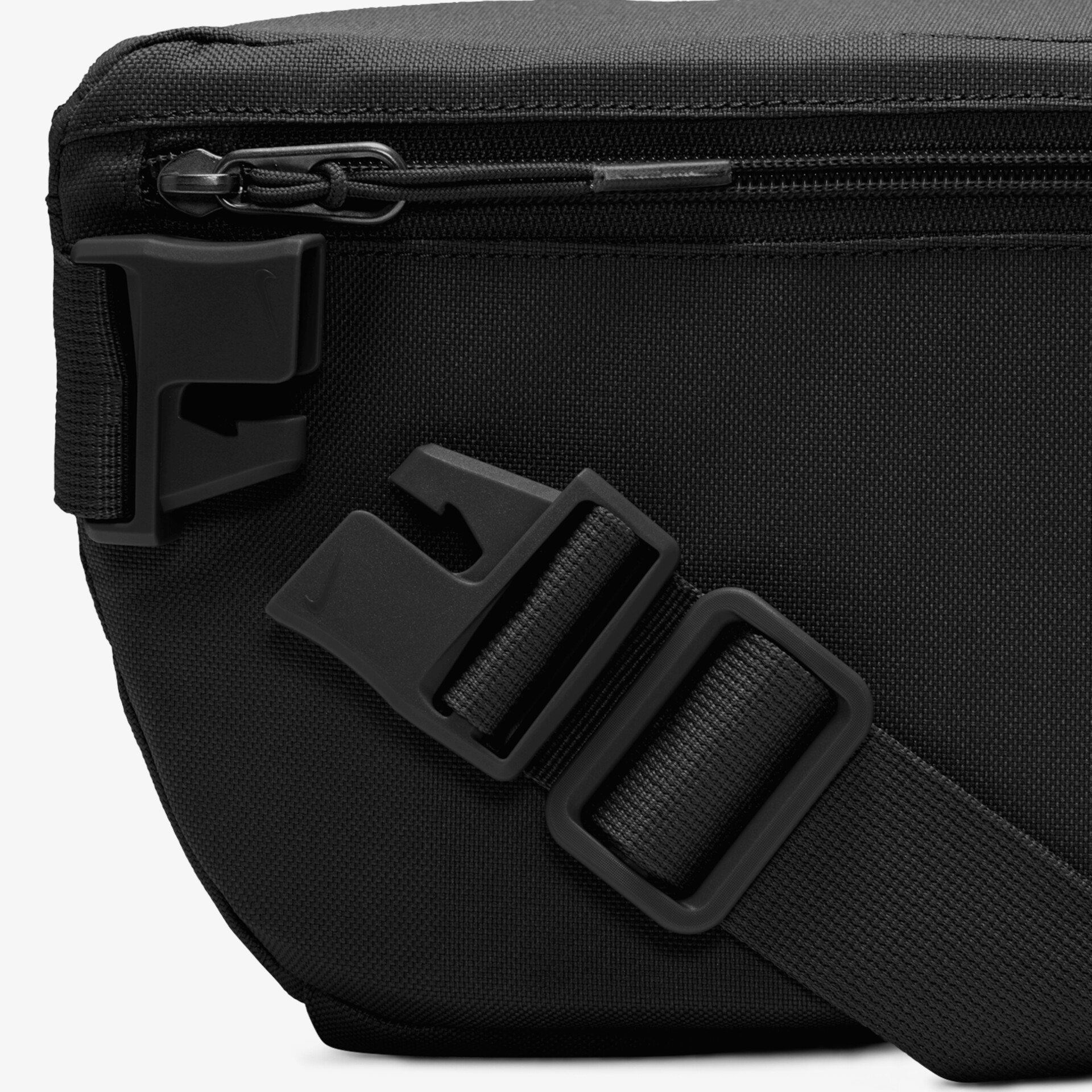 Detailaufnahme einer robusten schwarzen Gürteltasche mit stabilem Reißverschluss und verstellbarer Schnalle