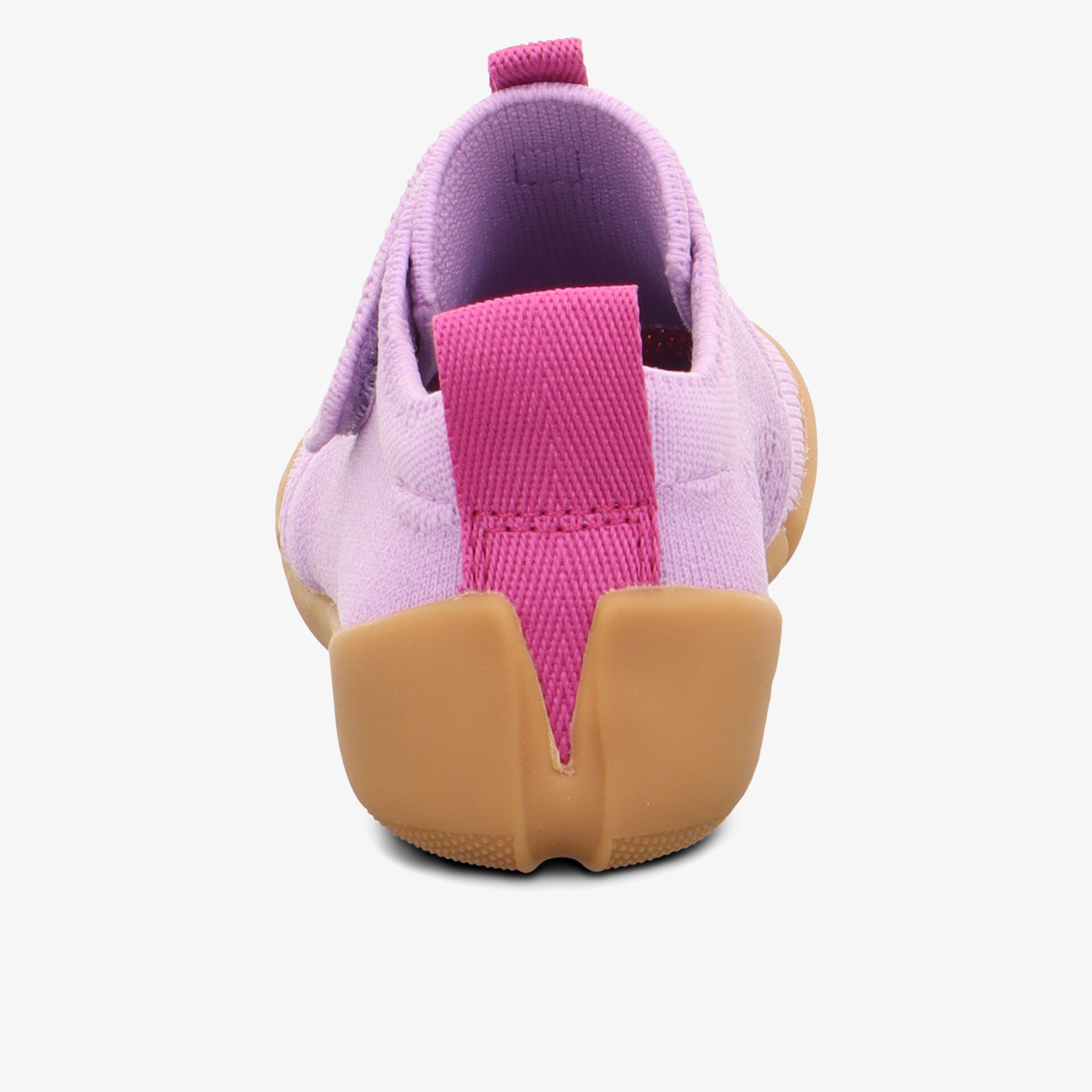 Rückansicht eines robusten Sportschuhs mit komfortabler und rutschfester Sohle