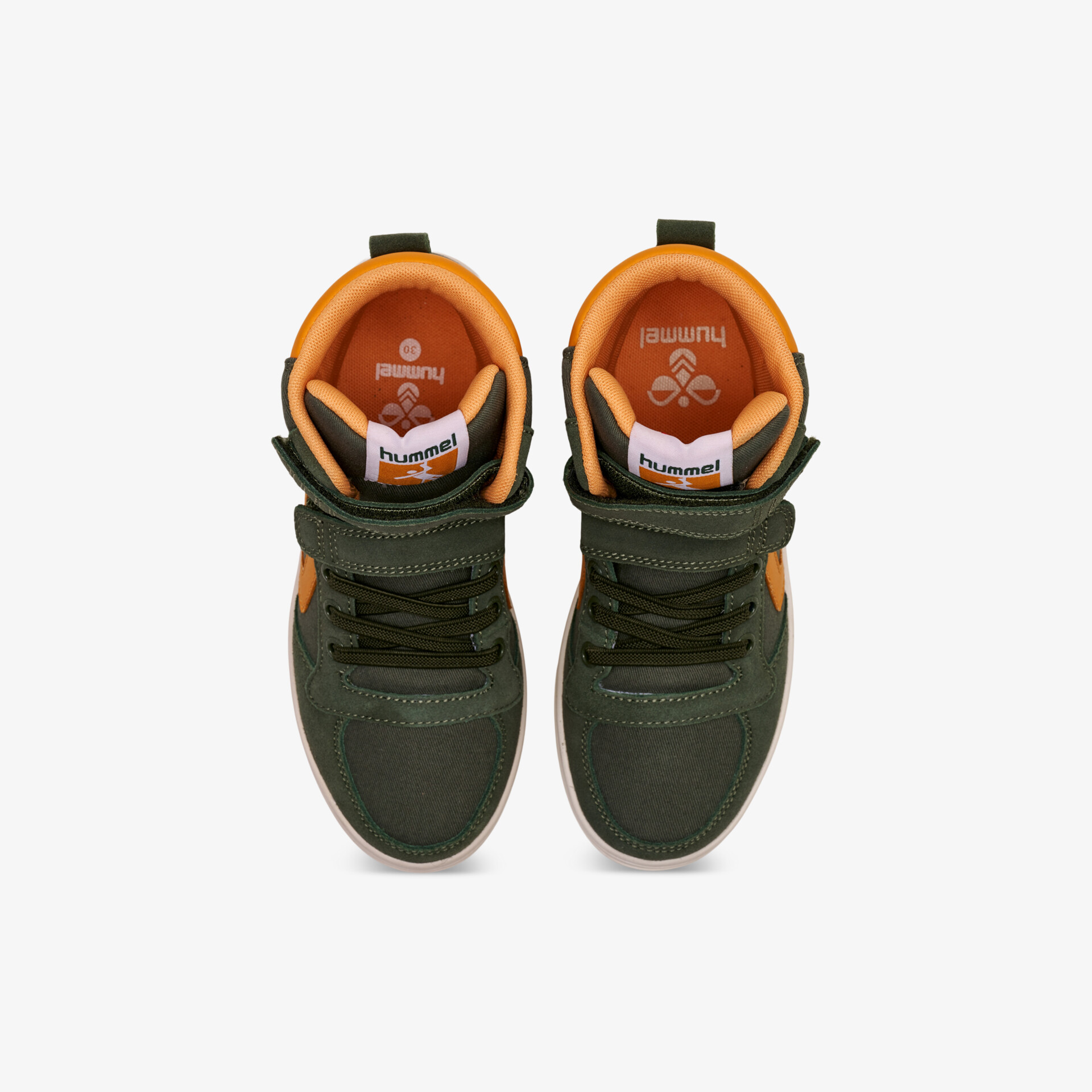 Grüne Sneakers mit orangen Akzenten und modernem Design für optimalen Komfort von oben präsentiert.