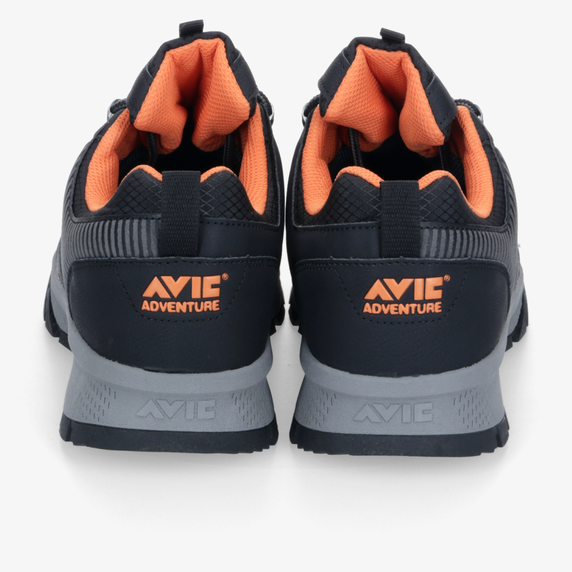 Rückansicht von robusten, gepolsterten Sportschuhen mit stabiler, rutschfester Sohle und sportlichem Design