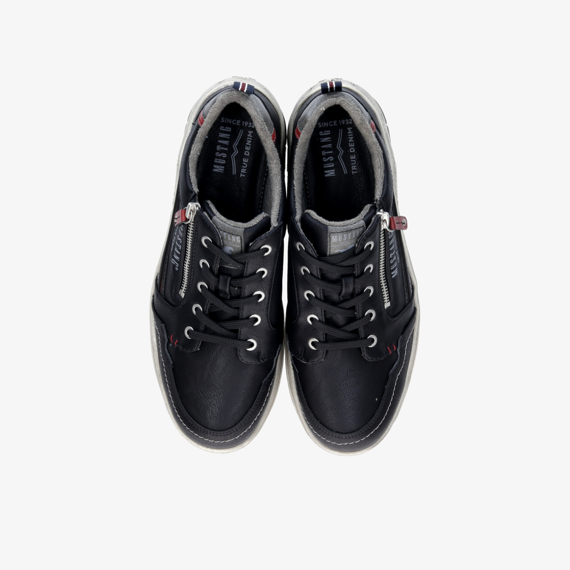 Schwarze Freizeitschuhe mit Schnürsenkeln und robuster Sohle, bequem und modern, Paar von oben sichtbar