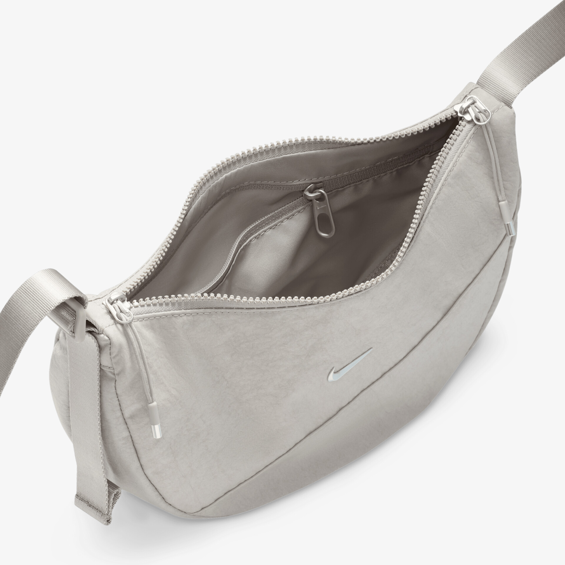 Graue Handtasche mit offenem Reißverschluss und sichtbarem Innenfach, praktisch und modern gestaltet