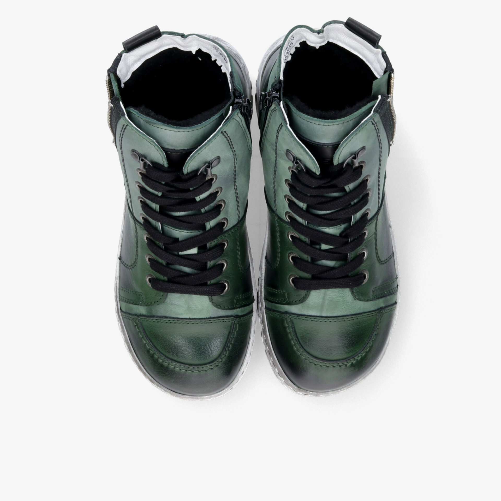 Schwarze Sportschuhe als Paar von oben gezeigt mit robuster Schnürung und komfortabler Passform