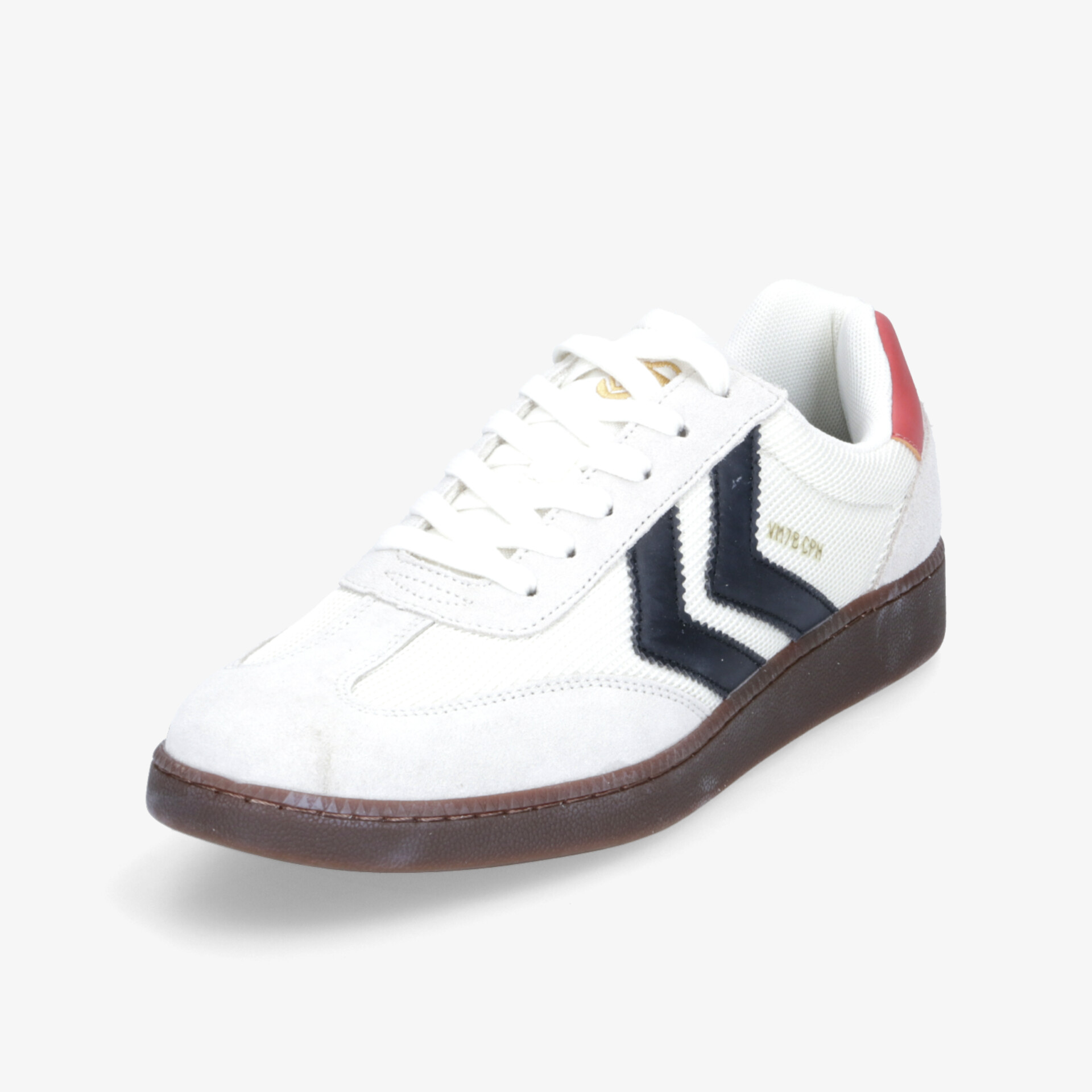 Moderner weißer Sneaker mit seitlichem Kontraststreifen, gepolstertem Schaft und rutschfester brauner Sohle