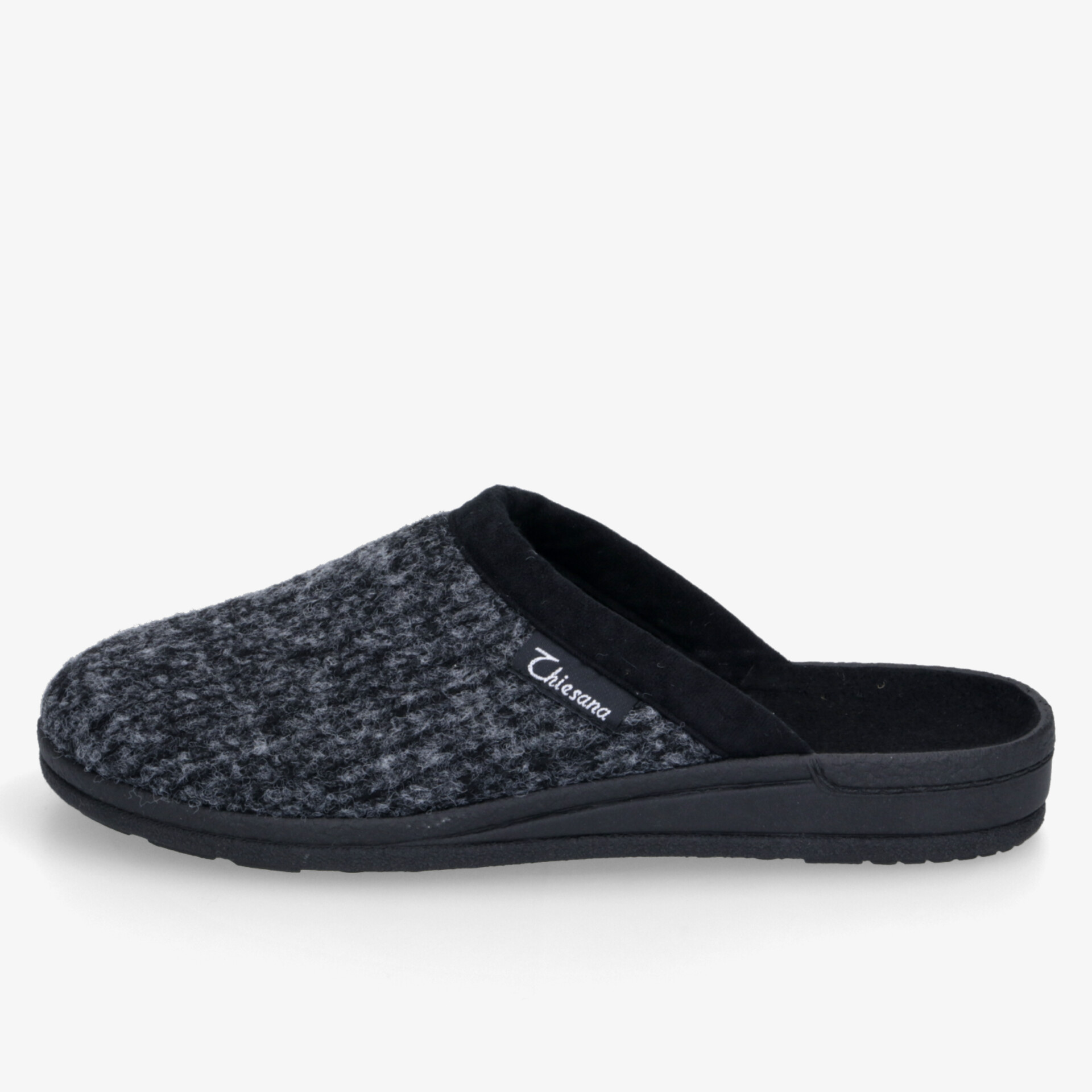 Komfortabler Hausschuh mit weichem Material und rutschfester Sohle in klarer Seitenansicht