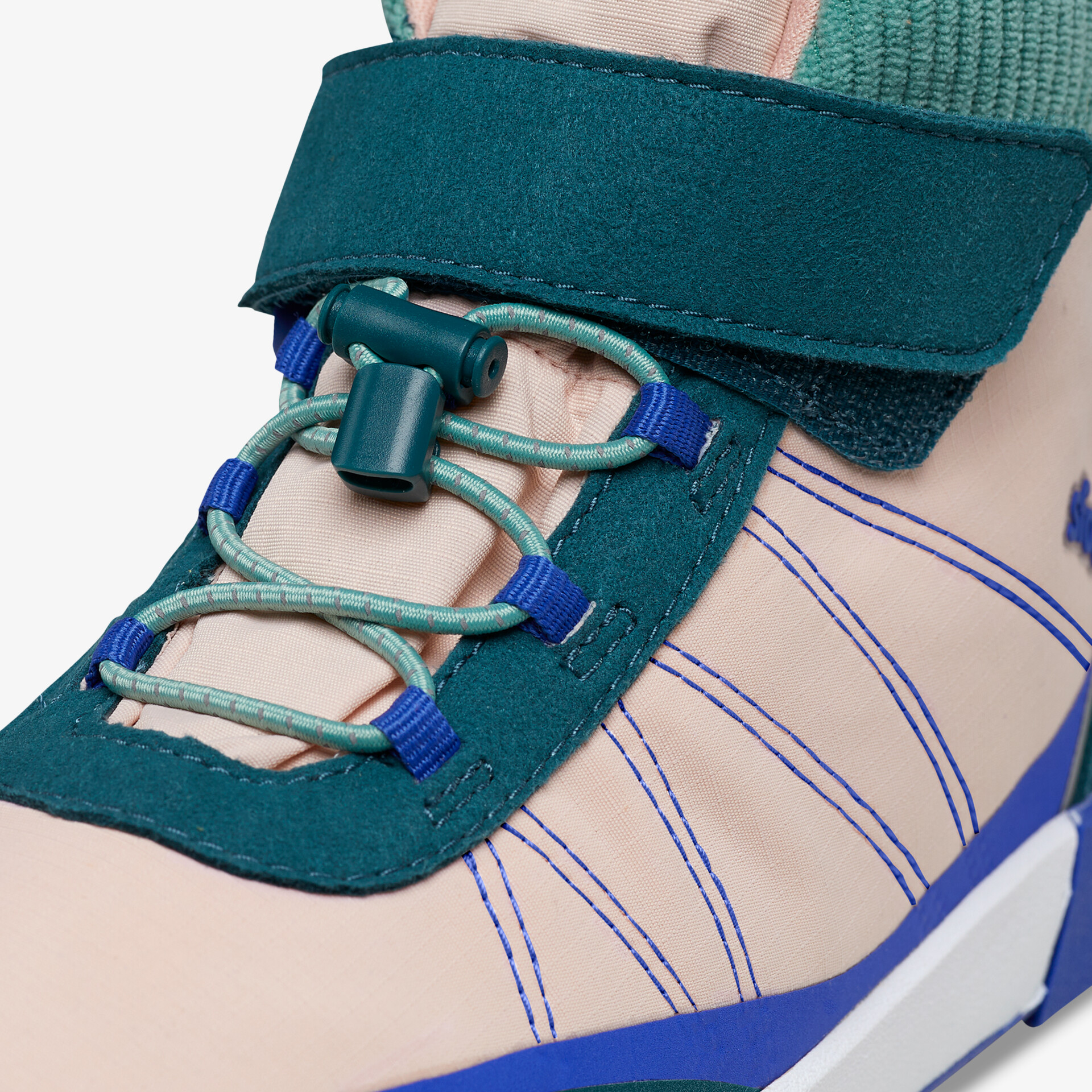 Detailansicht eines modernen Schuhs mit robuster Schnürung und stylischem Design in modischen Farben.