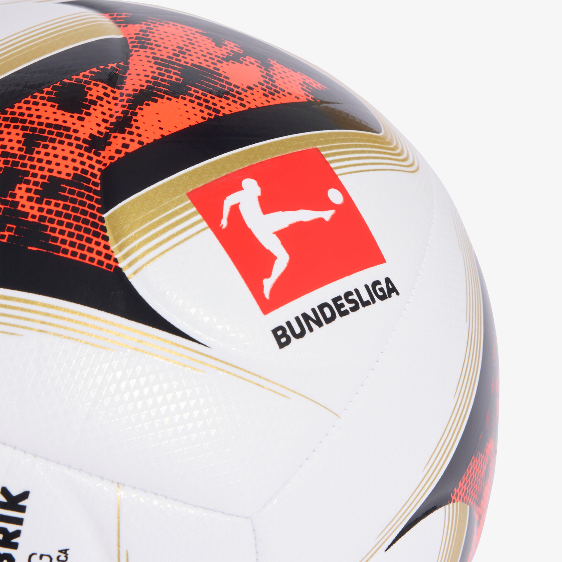 Detailaufnahme eines weißen Bundesliga Fußballs mit hochwertigem Design und klar sichtbarem Logo