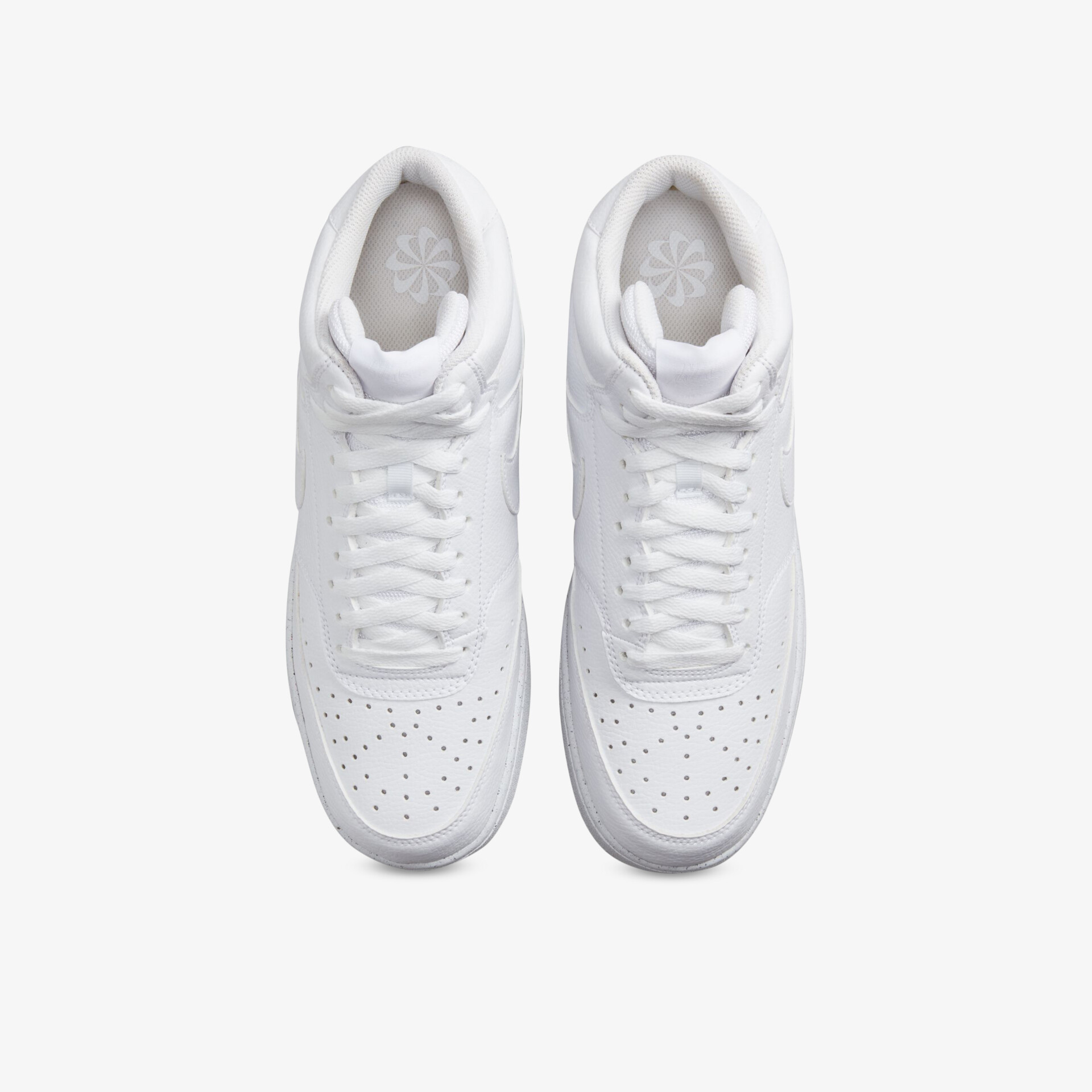 Klassische weiße High-Top-Sneaker mit perforiertem Design und komfortabler Innenausstattung.