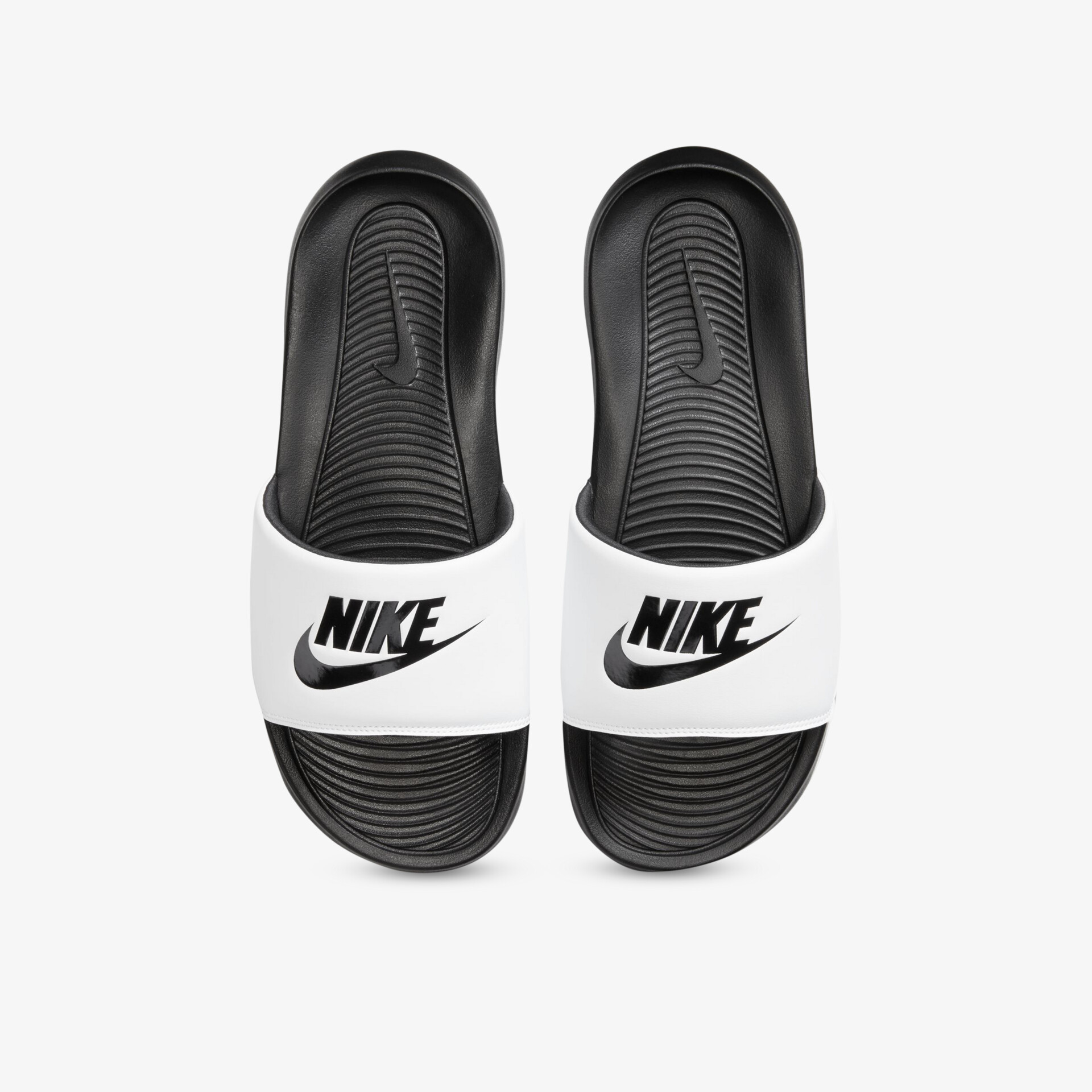 Stylische Nike Sandalen mit schwarzem Fußbett und weißem Riemen im sportlichen Design für Alltag und Freizeit.