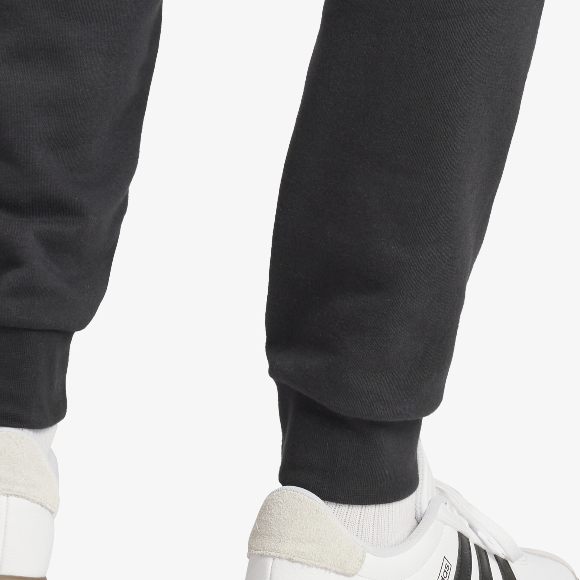 Weißer Sneaker mit schwarzem Streifen, sportlich und bequem am Fuß getragen, ideal für aktiven Alltag