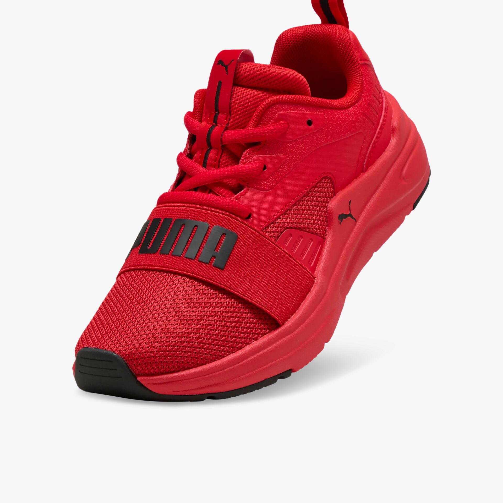 Roter Sport-Sneaker mit gepolstertem Schaft, atmungsaktivem Material und rutschfester Sohle in schräger Frontansicht