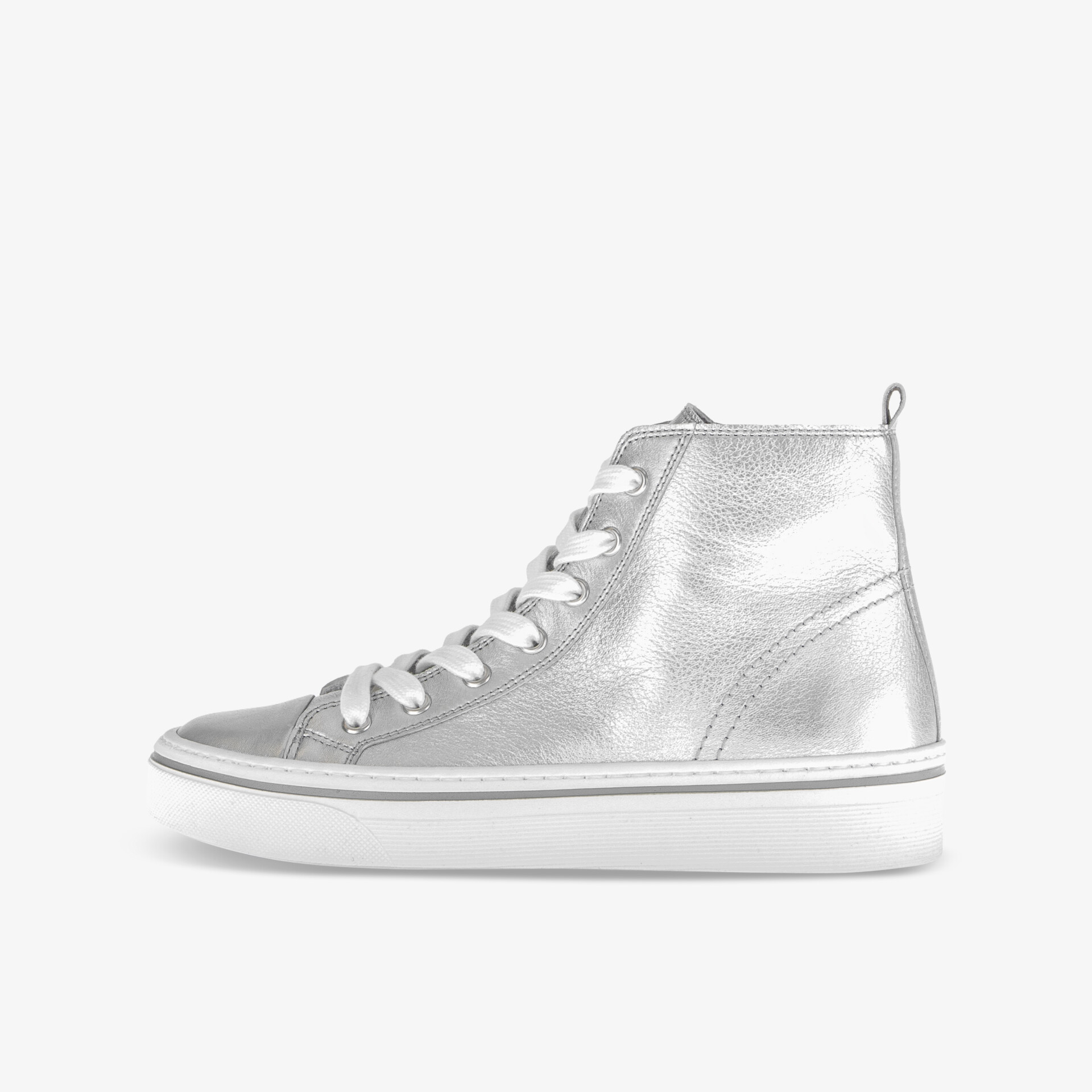 Silberner, hoch geschnittener Sneaker mit schnürung und gepolstertem Schaft in klarer Seitenansicht