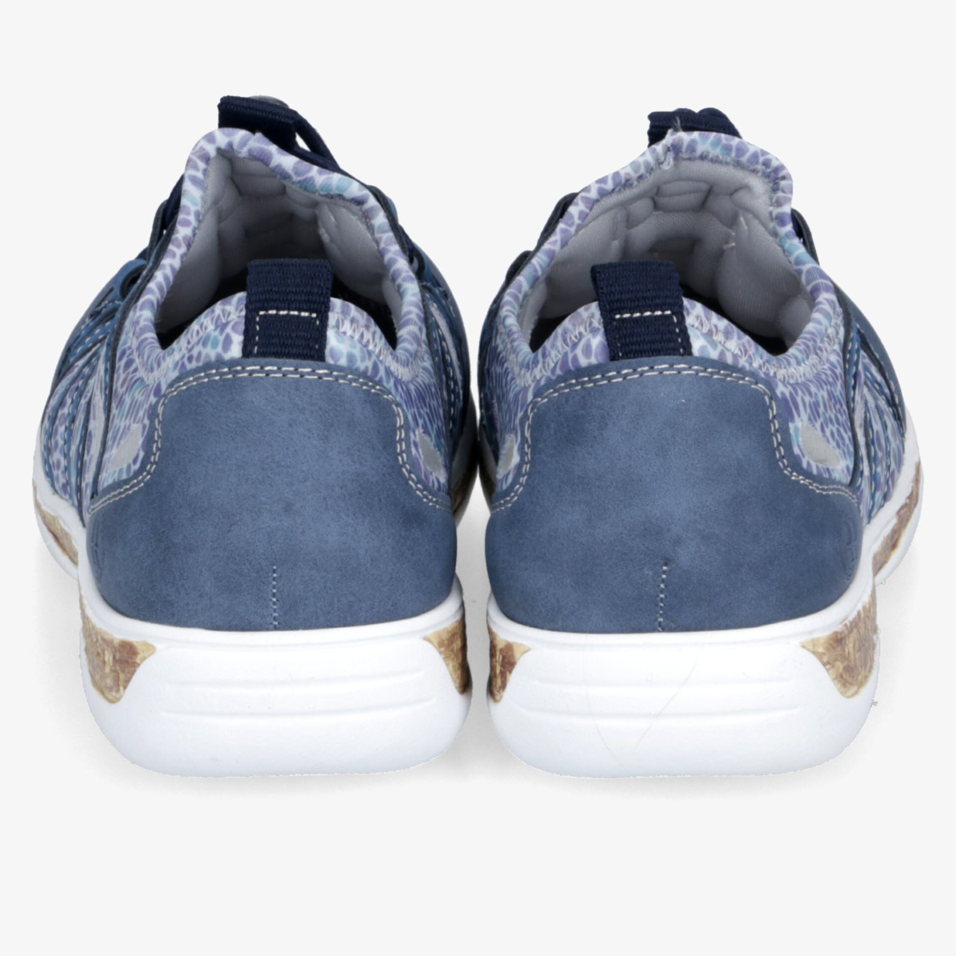 Rückansicht von bequemen Schuhen mit gepolsterter Ferse und rutschfester, weißer Sohle, modisches Design