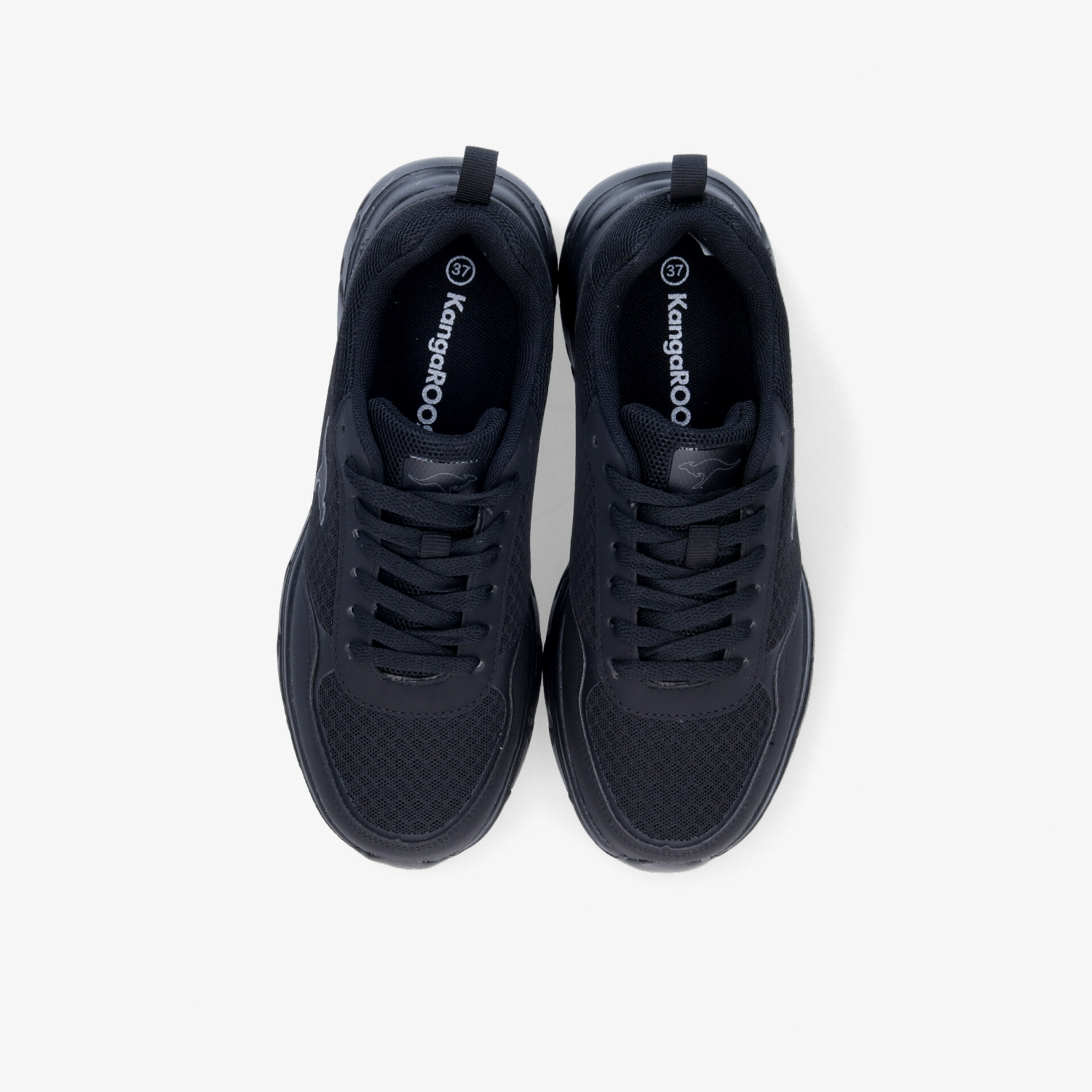 Schwarze Turnschuhe mit sportlichem Design und rutschfester Sohle für maximalen Komfort.