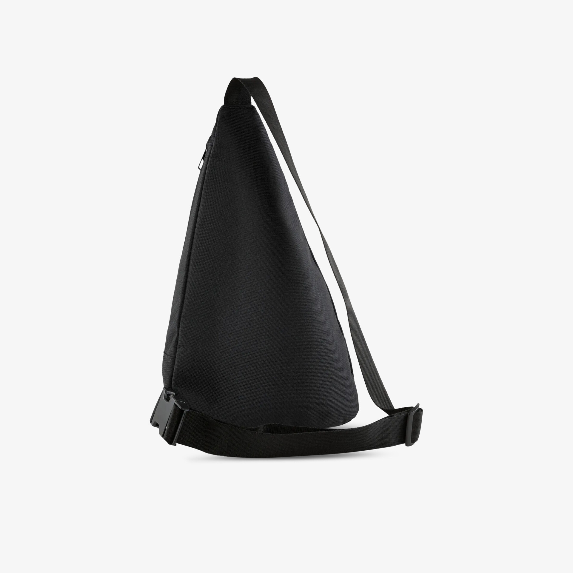 Schwarzer schlanker Sling Rucksack mit verstellbarem Gurt, funktionalem und minimalistischen Design, seitliche Ansicht