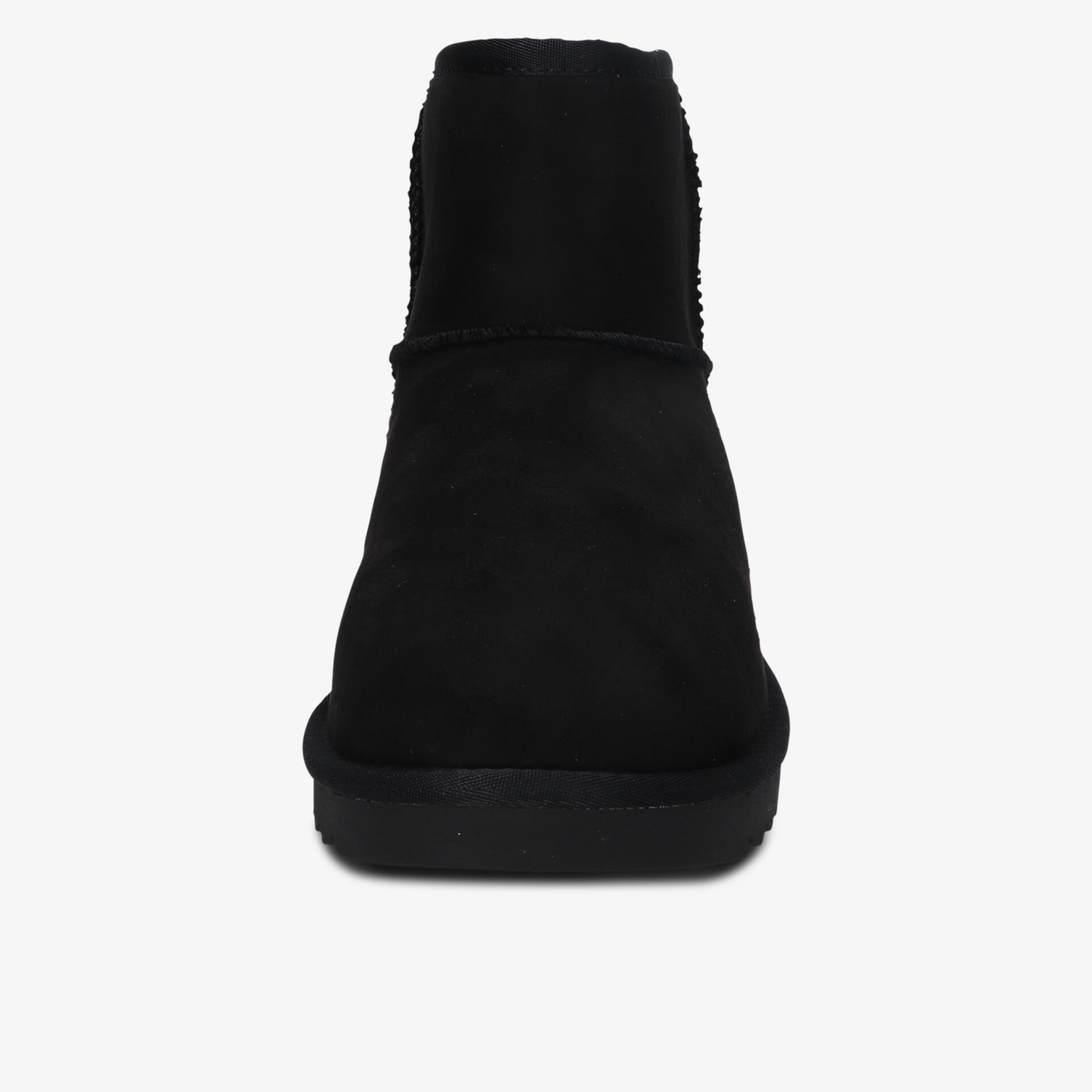 Schwarzer Schuh mit glattem Obermaterial und rutschfester Sohle in klarer Frontansicht