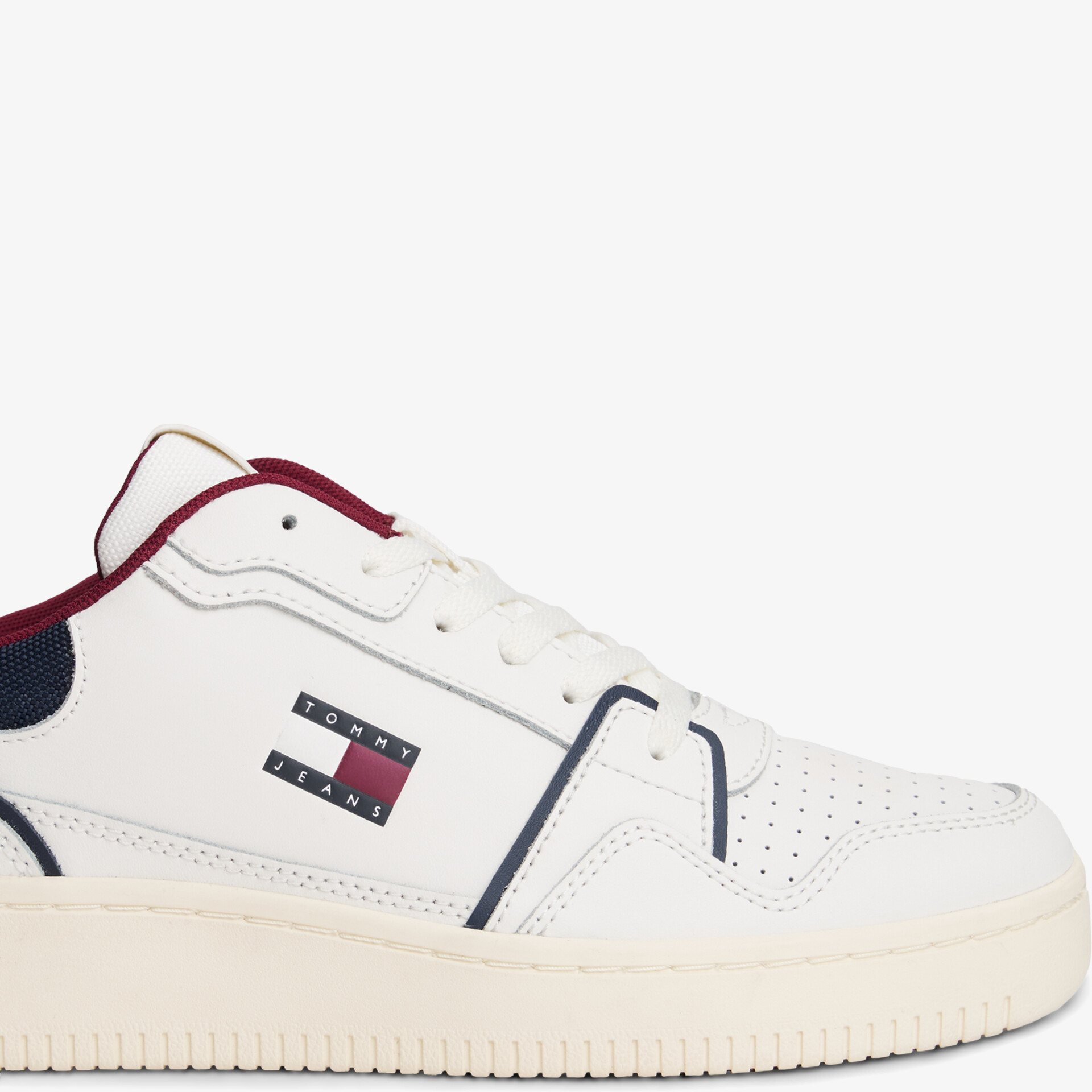 Weißer moderner Sneaker mit komfortablem Design, atmungsaktivem Material und sportlicher Optik für vielseitigen Einsatz