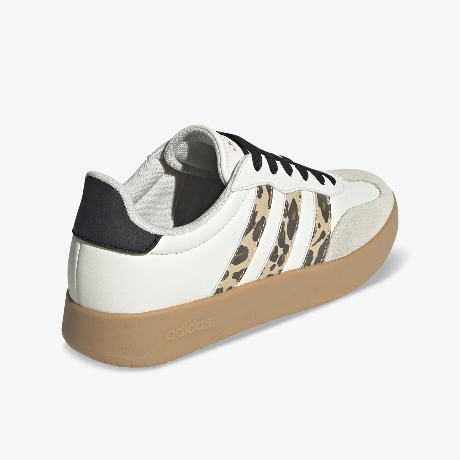 Seitenansicht eines weißen Freizeitschuhs mit beige gemusterten Streifen und brauner Sohle, bequem und sportlich