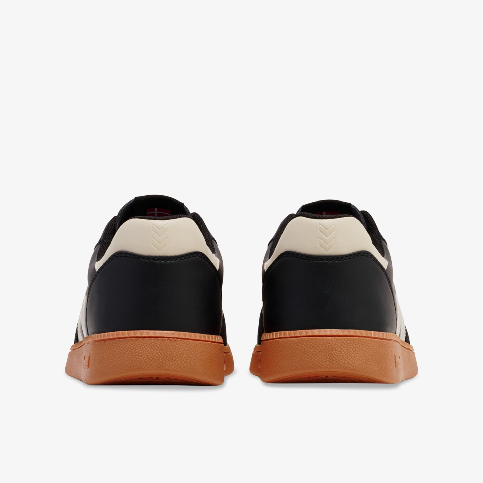 Schwarze Sneaker mit bequemer Polsterung und robuster brauner Sohle, Rückansicht eines Paar Sportschuhe