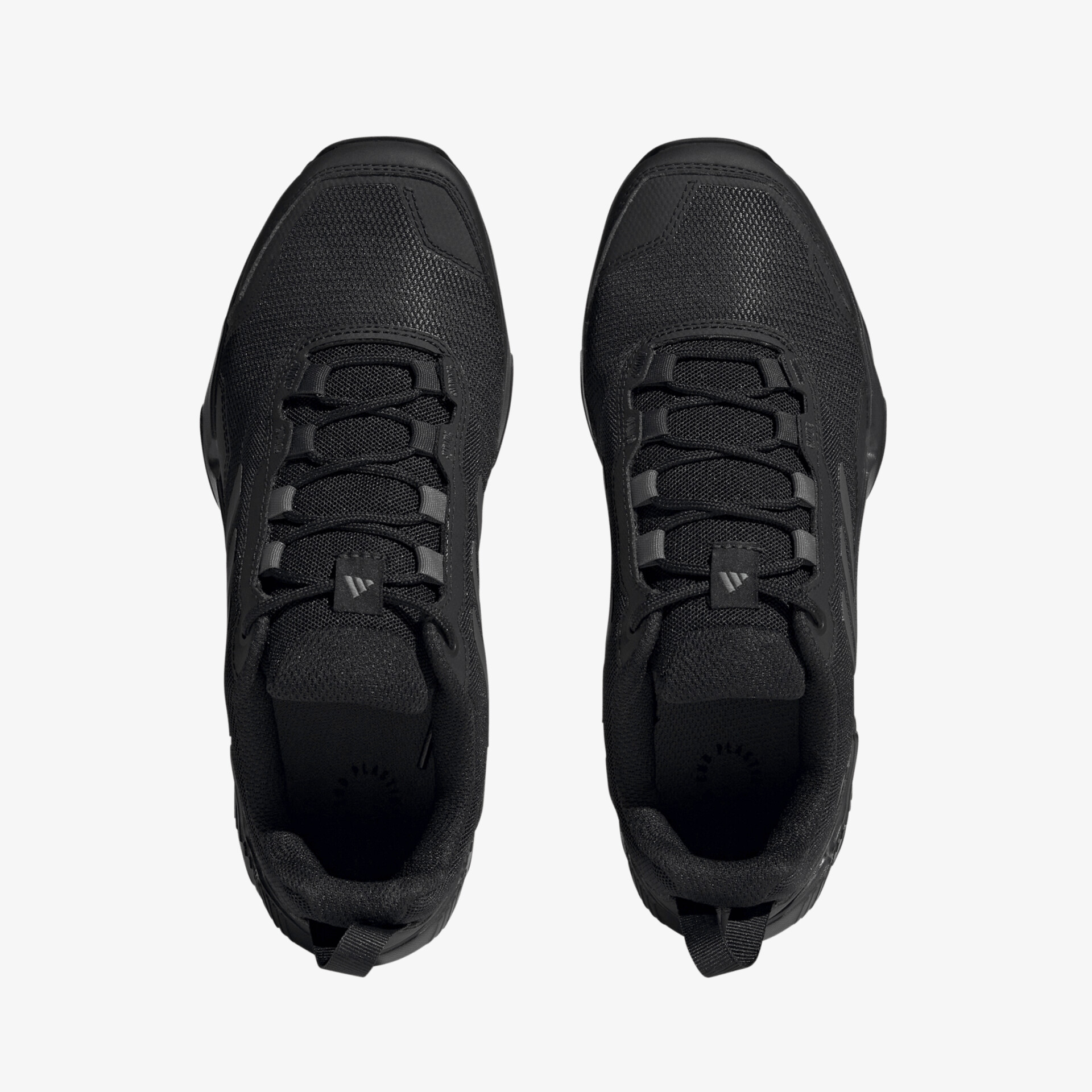 Schwarze Sneaker von oben, minimalistisches Design, ideal für sportliche Aktivitäten und Freizeit