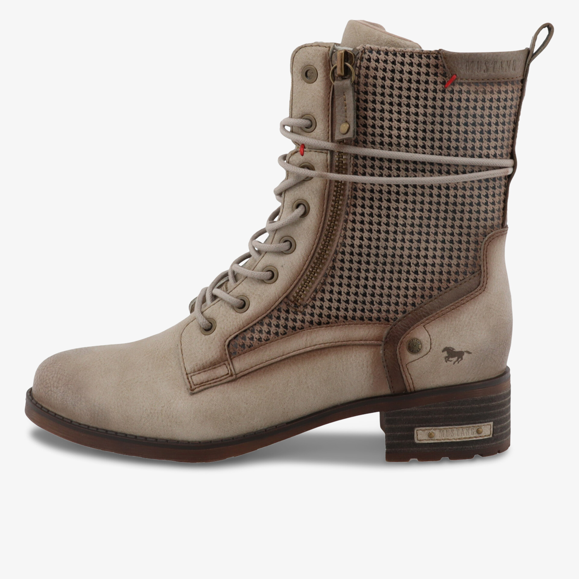 Seitlich sichtbarer robuster Stiefel mit modischer Schnürung und stabiler Sohle für optimalen Tragekomfort