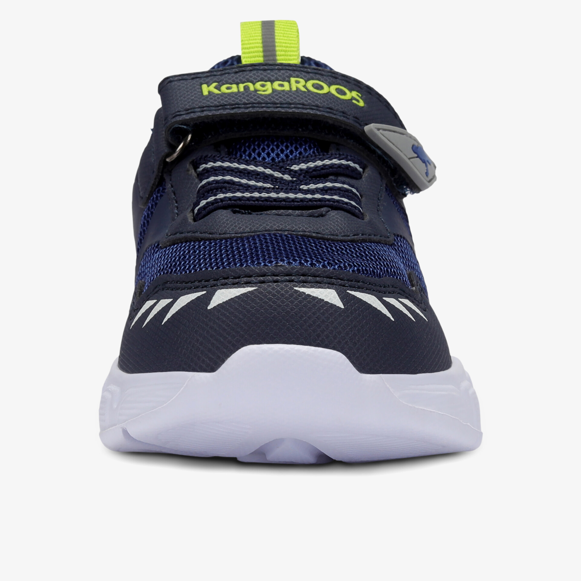 Sportlicher Schuh mit atmungsaktivem Obermaterial und rutschfester Sohle in Frontansicht