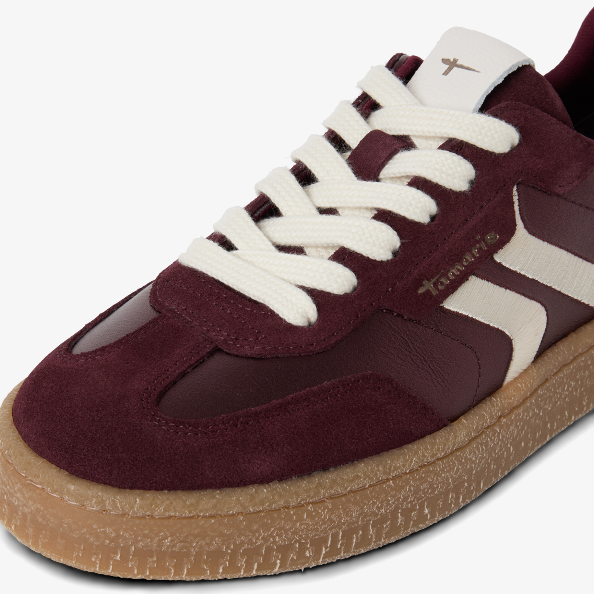 Klares Nahaufnahme-Bild eines stylischen Sneakers mit robustem Sohlenprofil und bequemer Schnürung