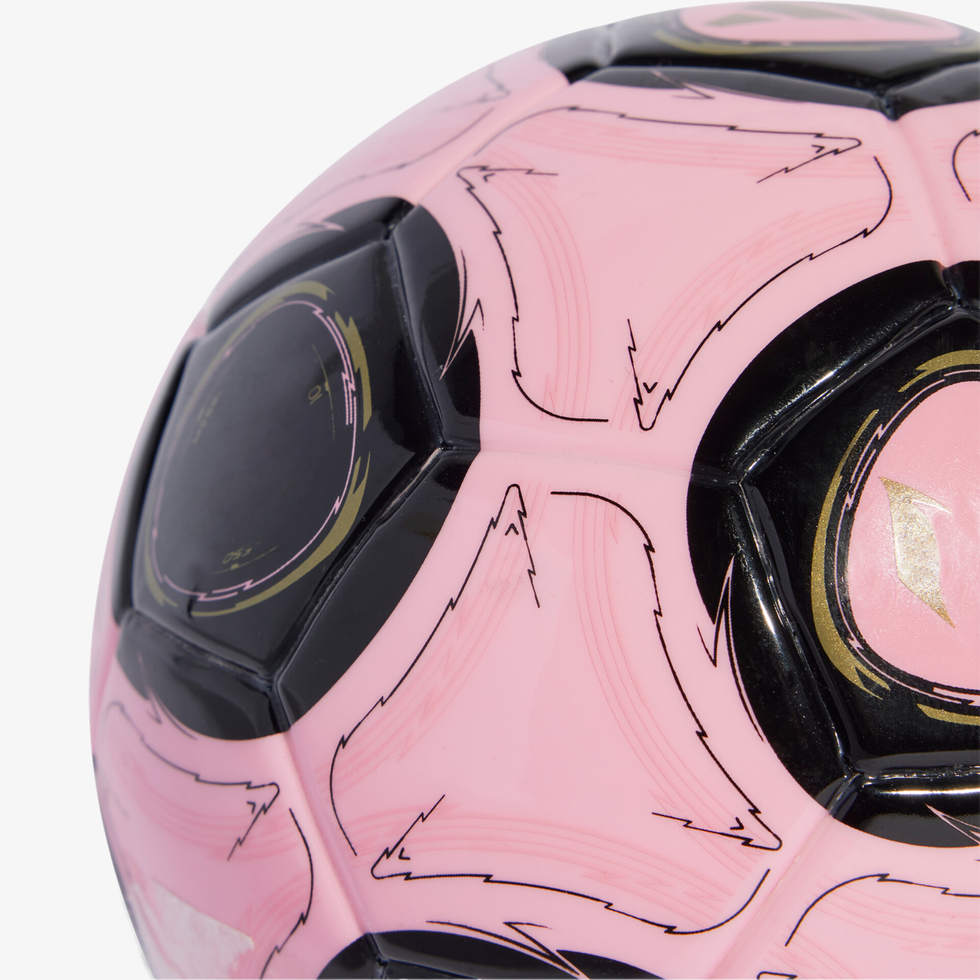 Detailaufnahme eines glänzenden rosa Fußballs mit modernem Design und feiner Naht