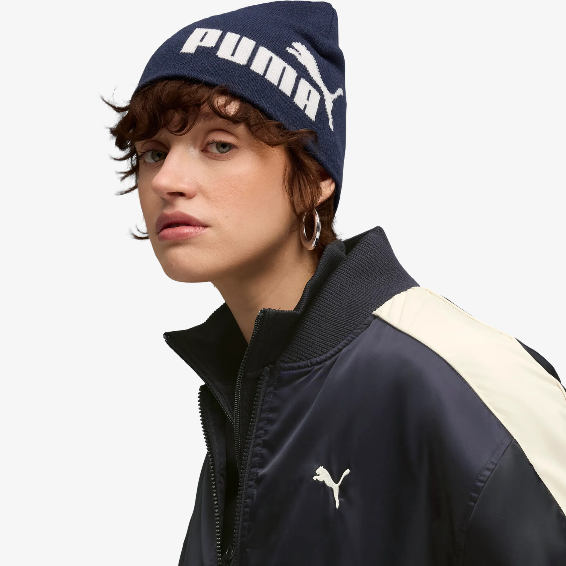 Modische dunkelblaue PUMA Mütze mit weißem Logo, sportlich und bequem am Kopf getragen