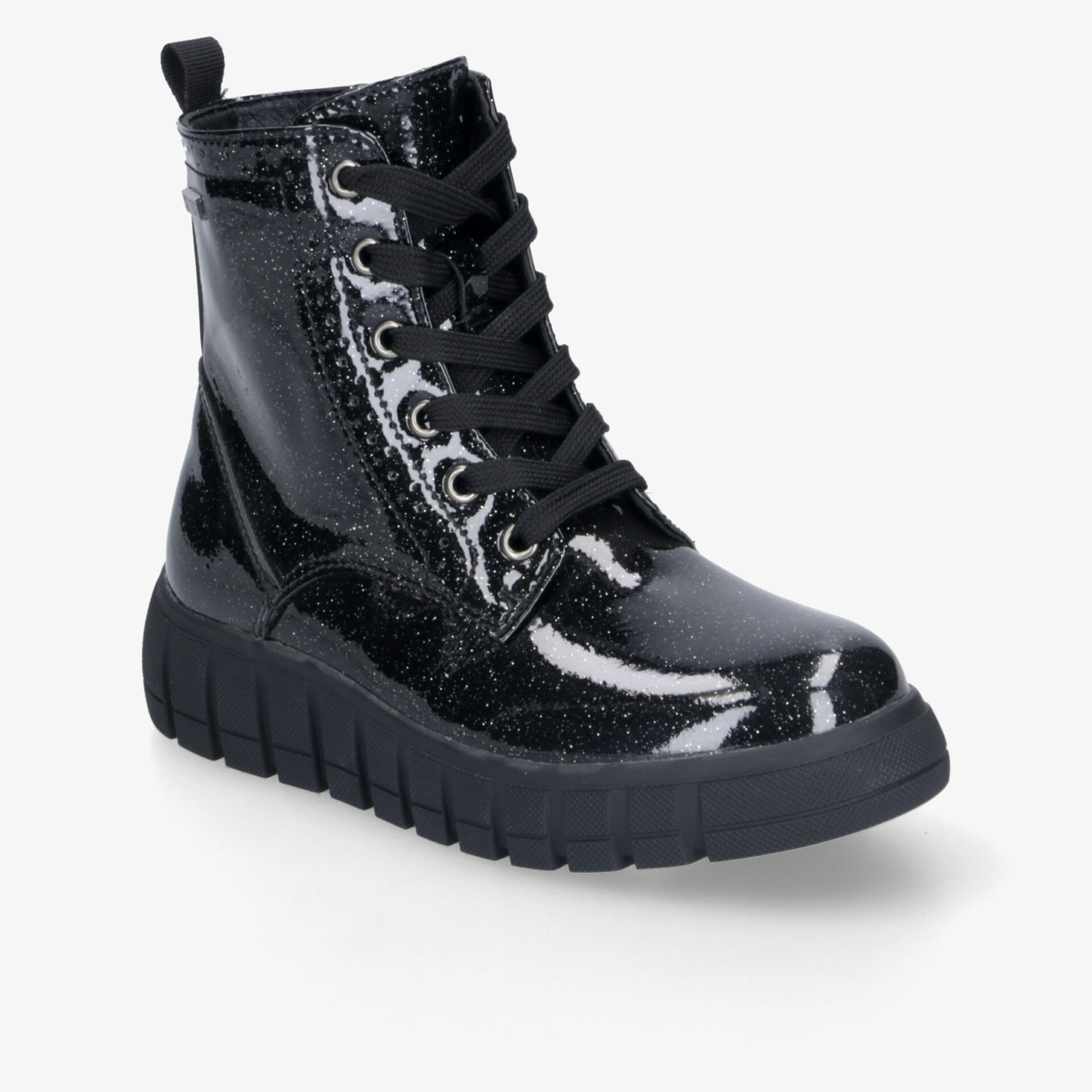 Schwarzer Lackleder-Stiefel mit Schnürung, seitlichem Reißverschluss und robuster, rutschfester Sohle, schräg vorne aufgenommen