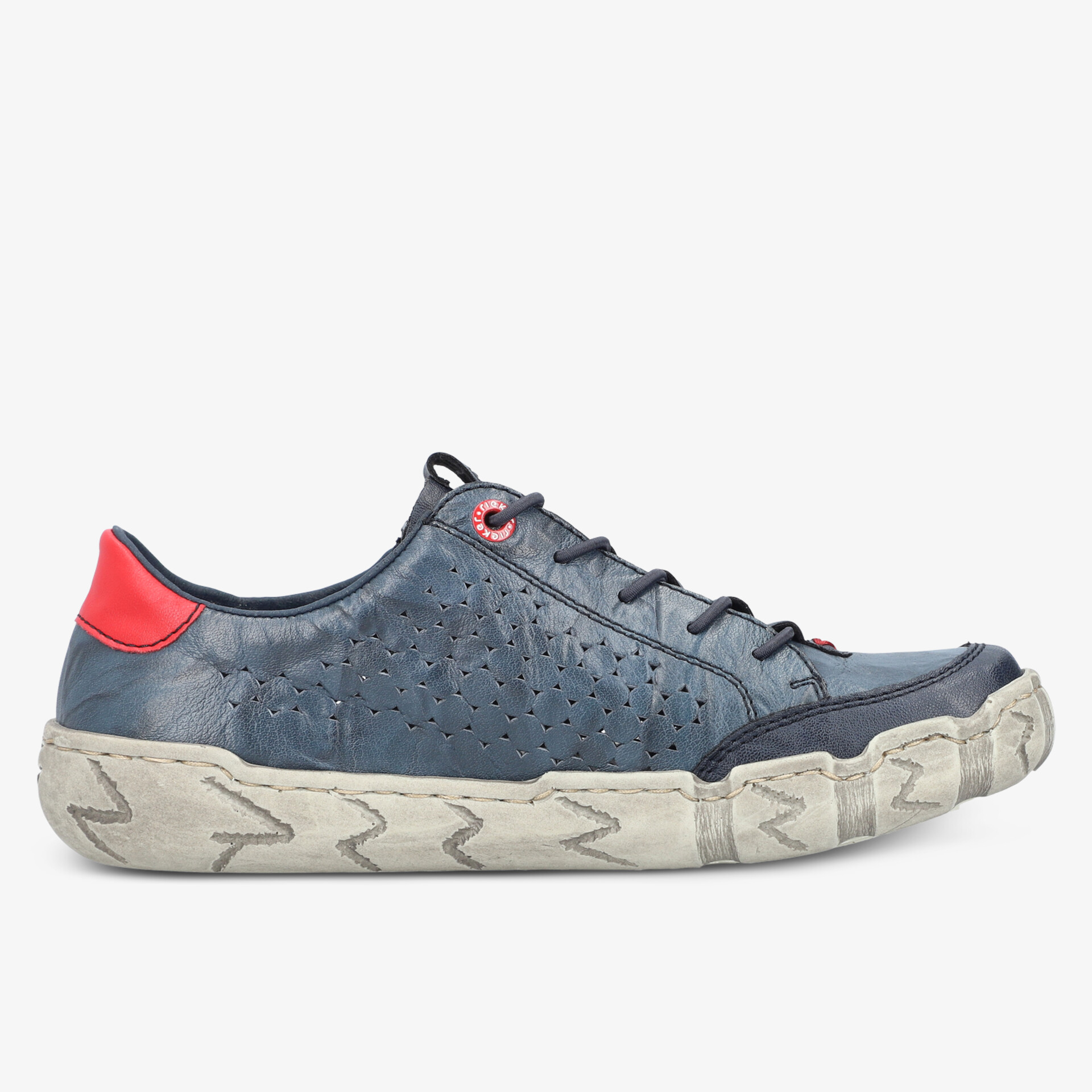 Seitliche Ansicht eines sportlichen, komfortablen Freizeitschuhs mit robuster, abgenutzter Sohle und roten Details