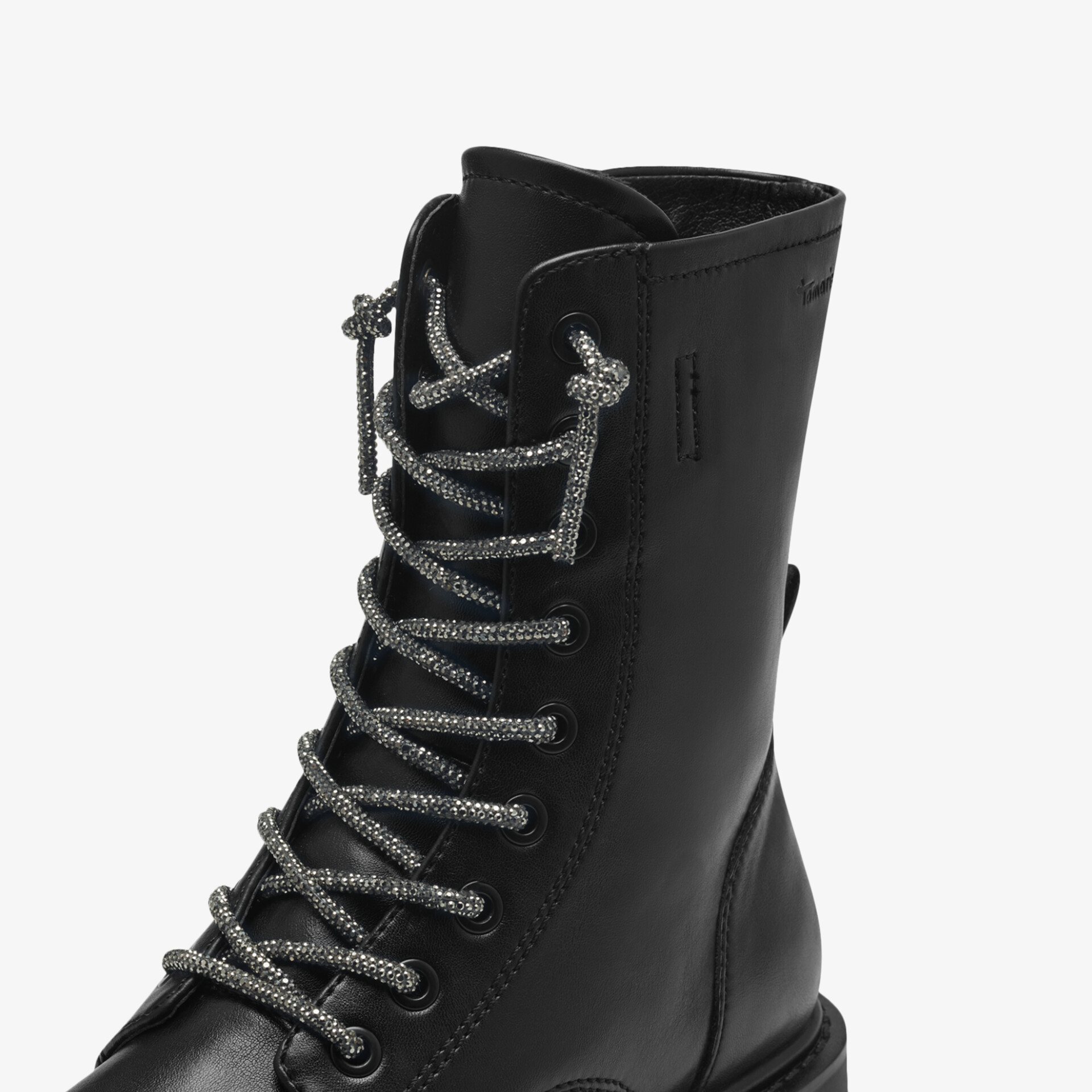 Robuster schwarzer Schnürboot mit langlebigem Material, wetterfester Oberfläche und rutschfester Sohle, Frontansicht