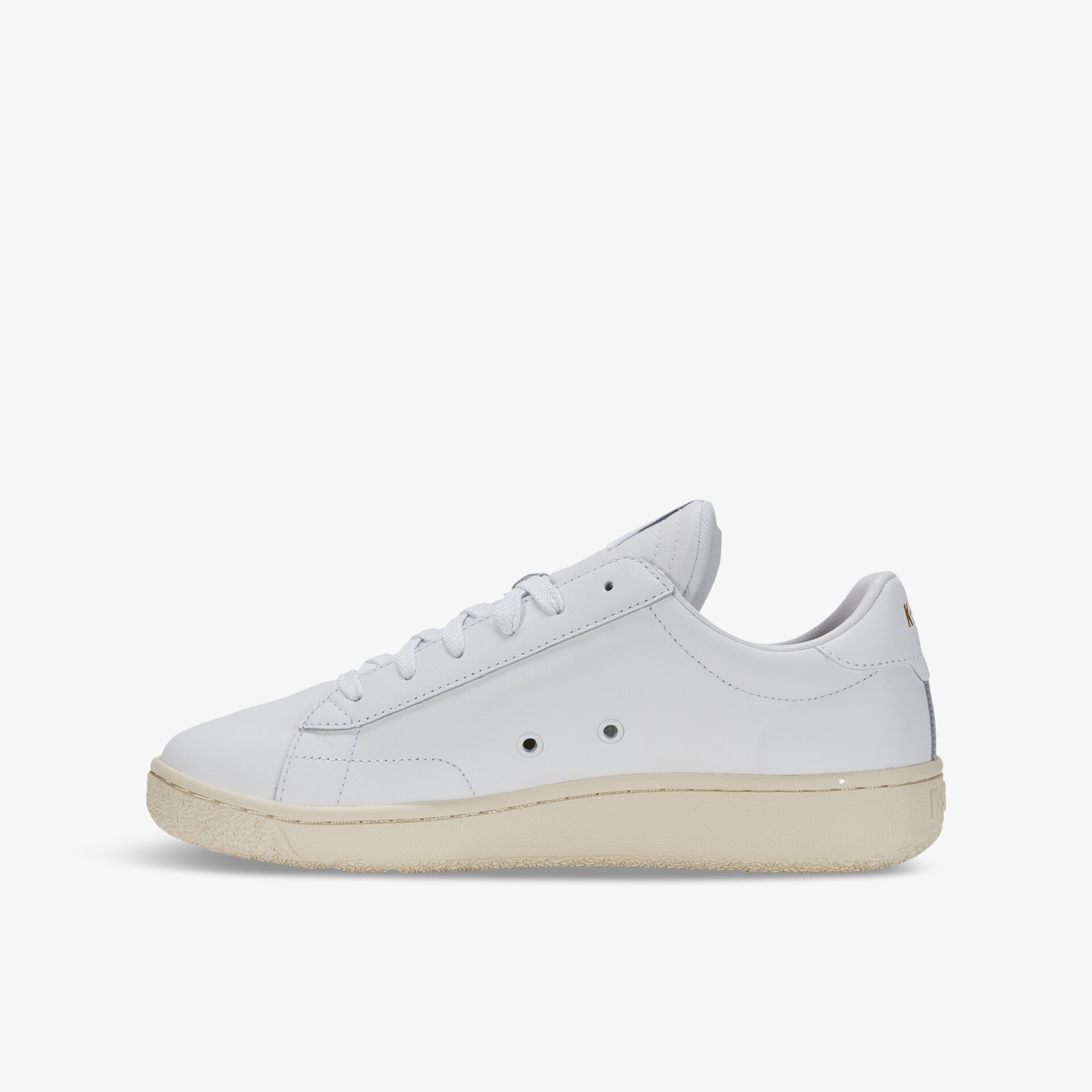 Elegante weiße Sneaker mit schlichter Lederoptik und komfortabler Gummisohle, perfekt für jeden Stil.