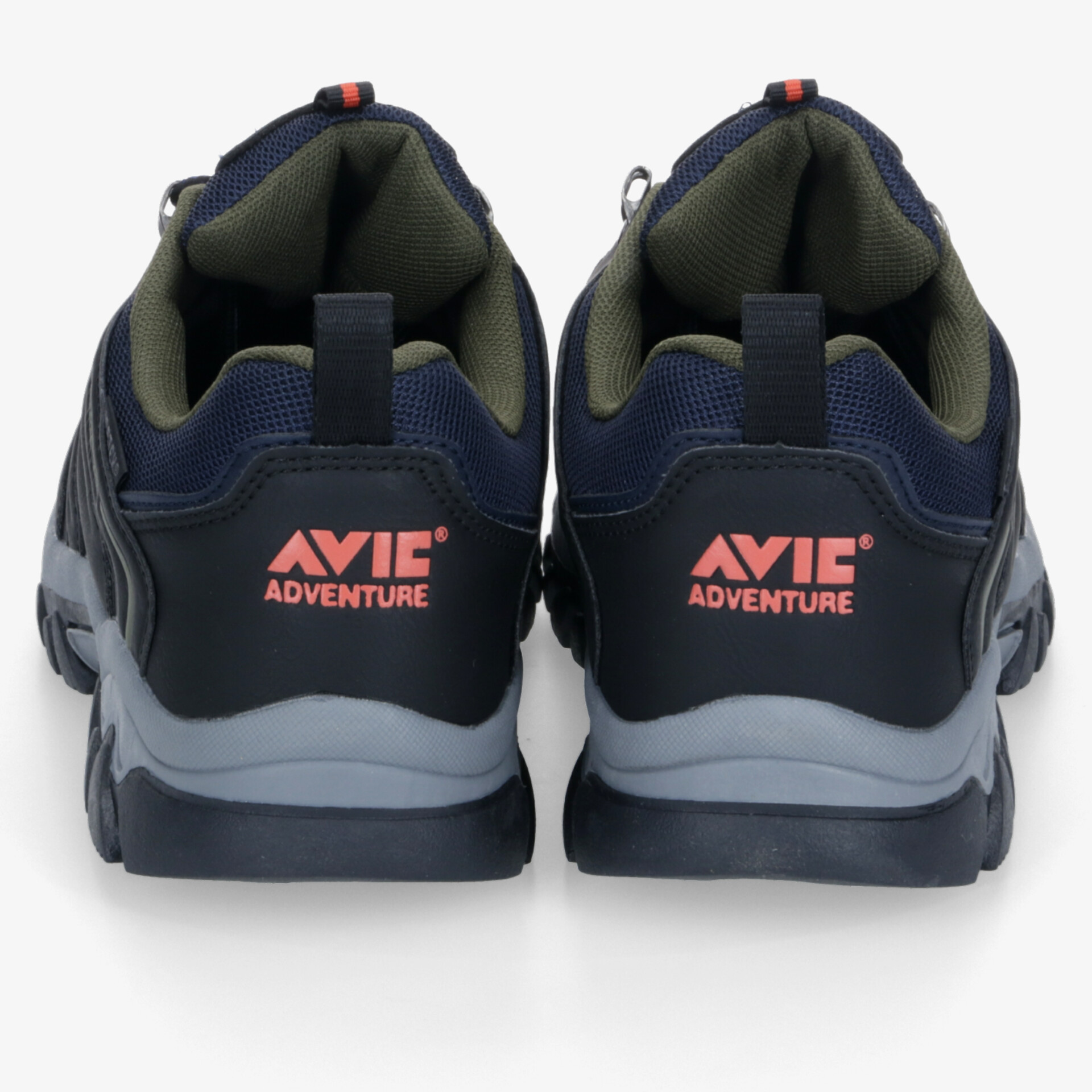 Robuste Outdoor-Schuhe in Rückansicht mit langlebiger Sohle und stabilem Halt für Abenteuer