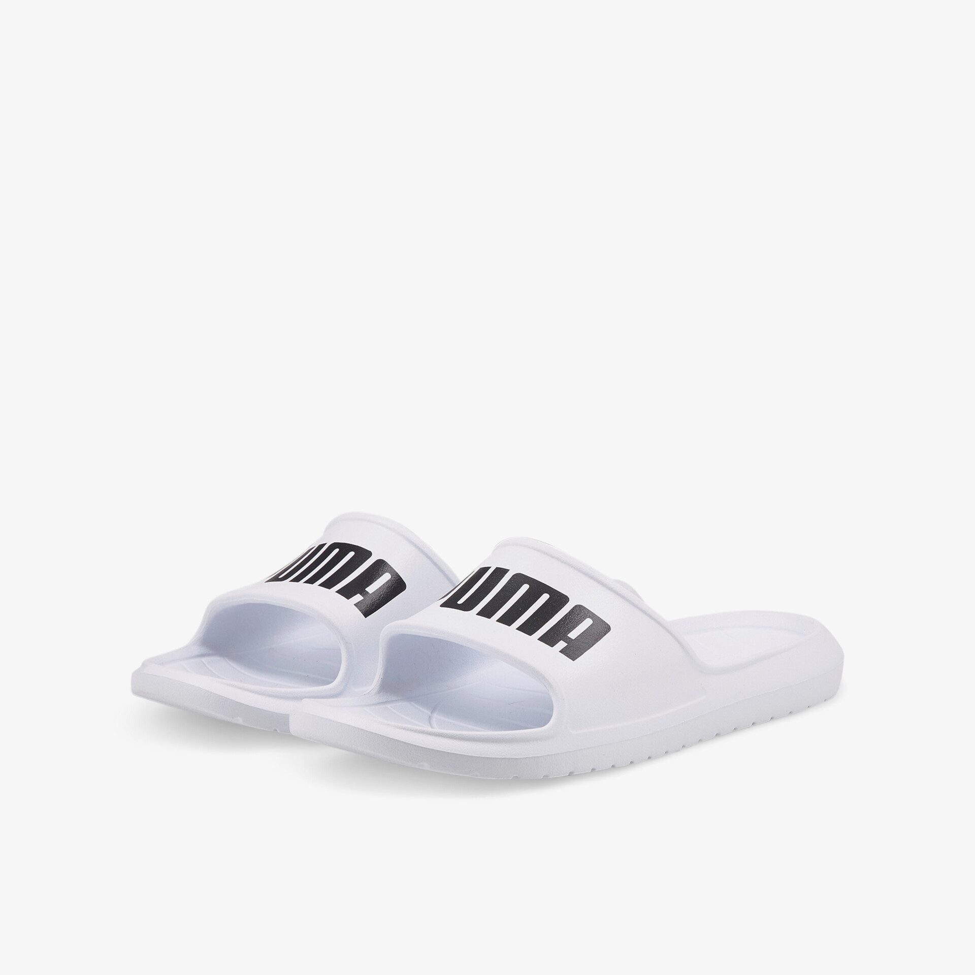 Weiße Sandalen mit schwarzem Logo, bieten bequeme Passform und funktionalen Stil für den Alltag.