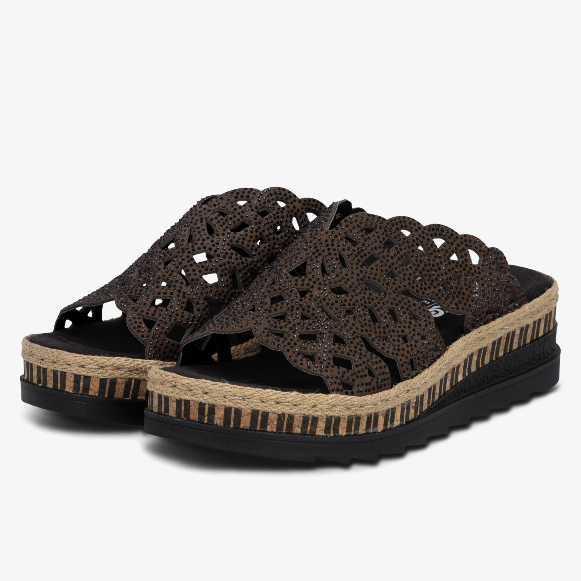 Leichte Sandale mit geflochtenem Obermaterial und rutschfester Keilabsatzsohle für hohen Tragekomfort