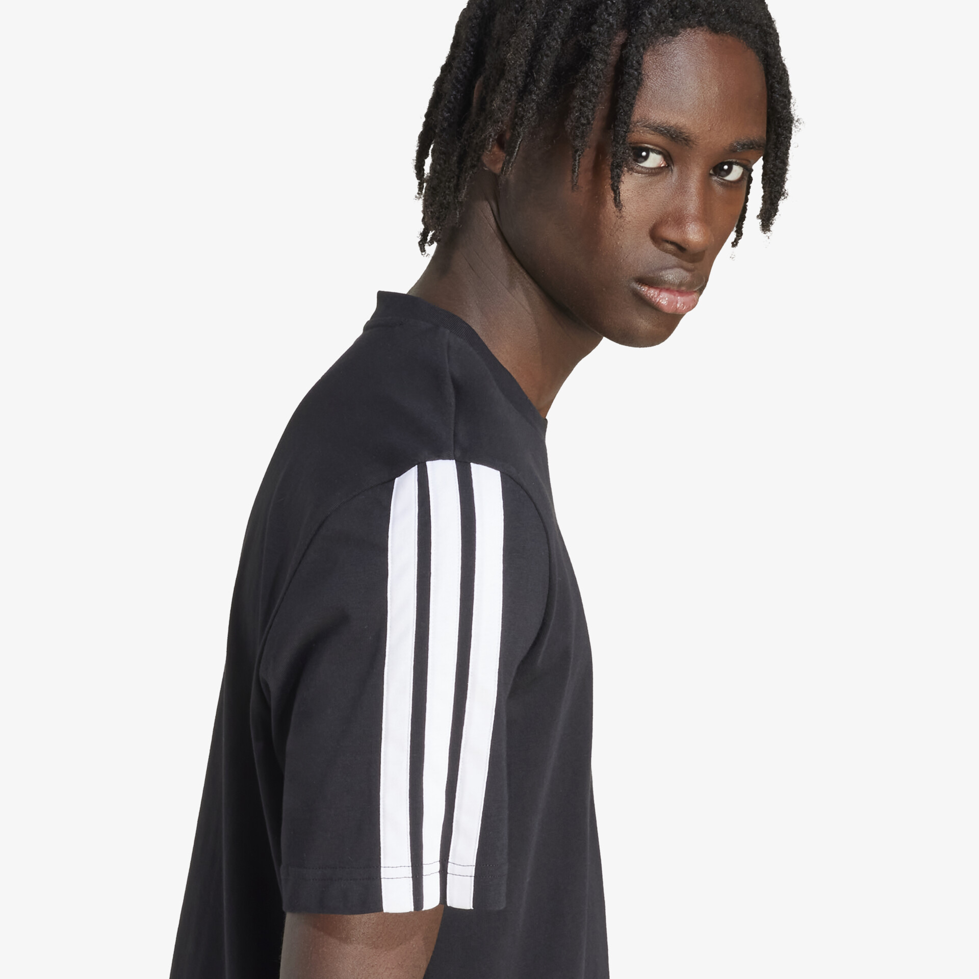 Schwarzes sportliches Shirt mit drei weißen Streifen auf dem Ärmel, seitliche Ansicht, leichter und komfortabler Stoff