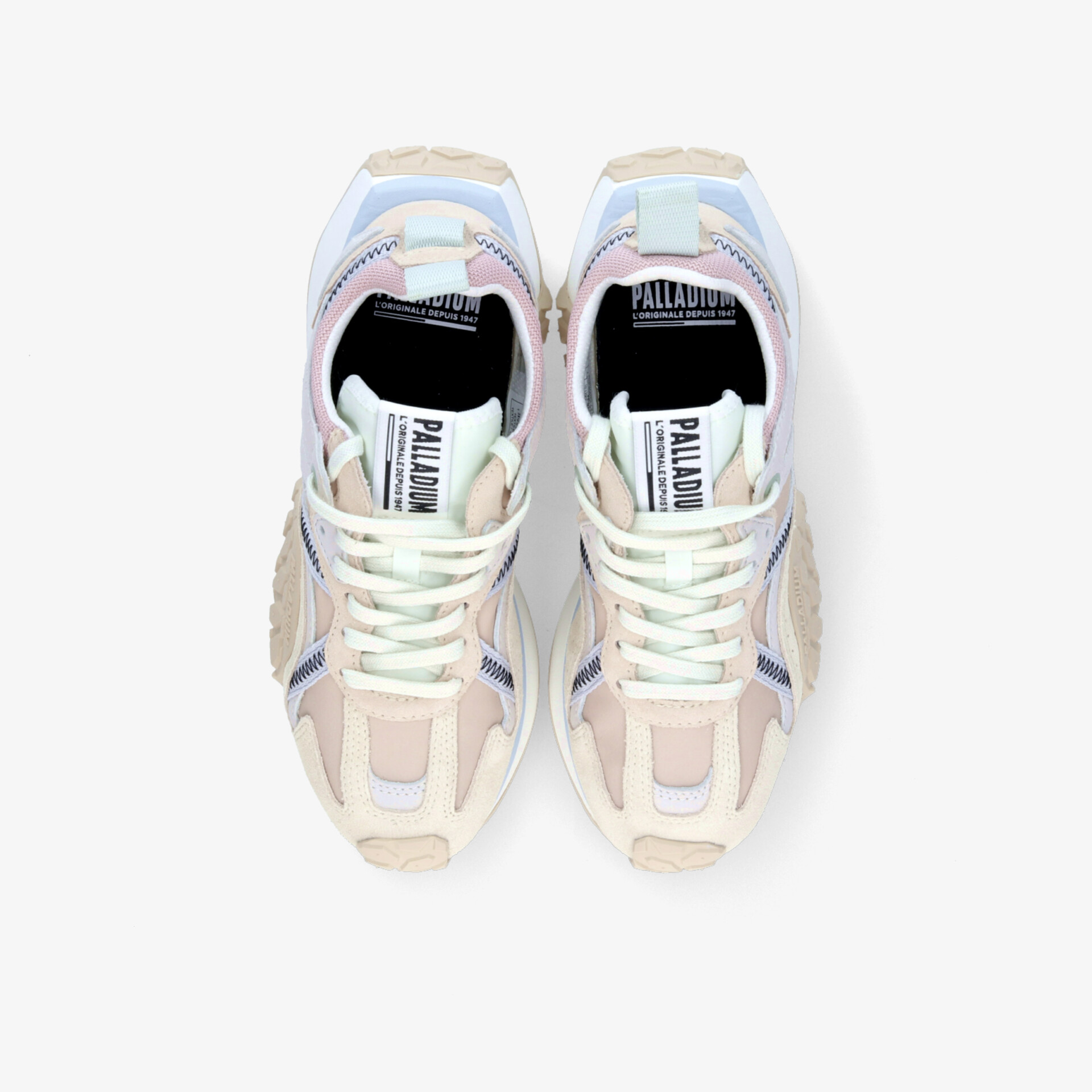 Moderne Sportschuhe mit atmungsaktivem Material und rutschfester Sohle im stylischen Design von oben gezeigt