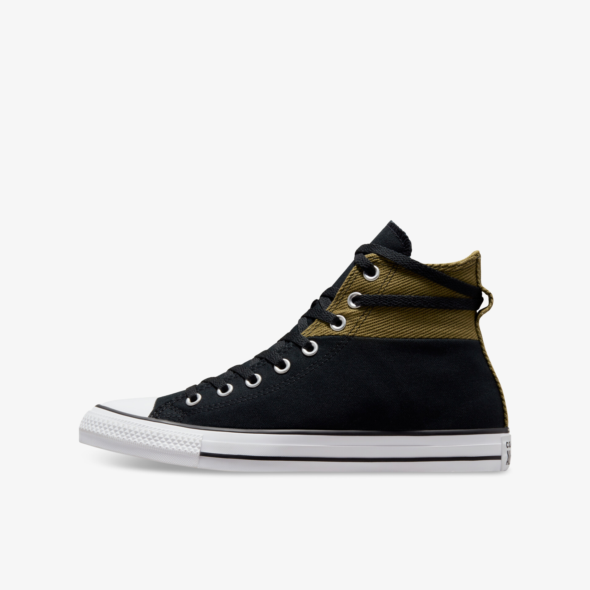 Schwarzer Sneaker mit klassischer Schnürung und robuster, weißer Gummisohle in klarer Seitenansicht