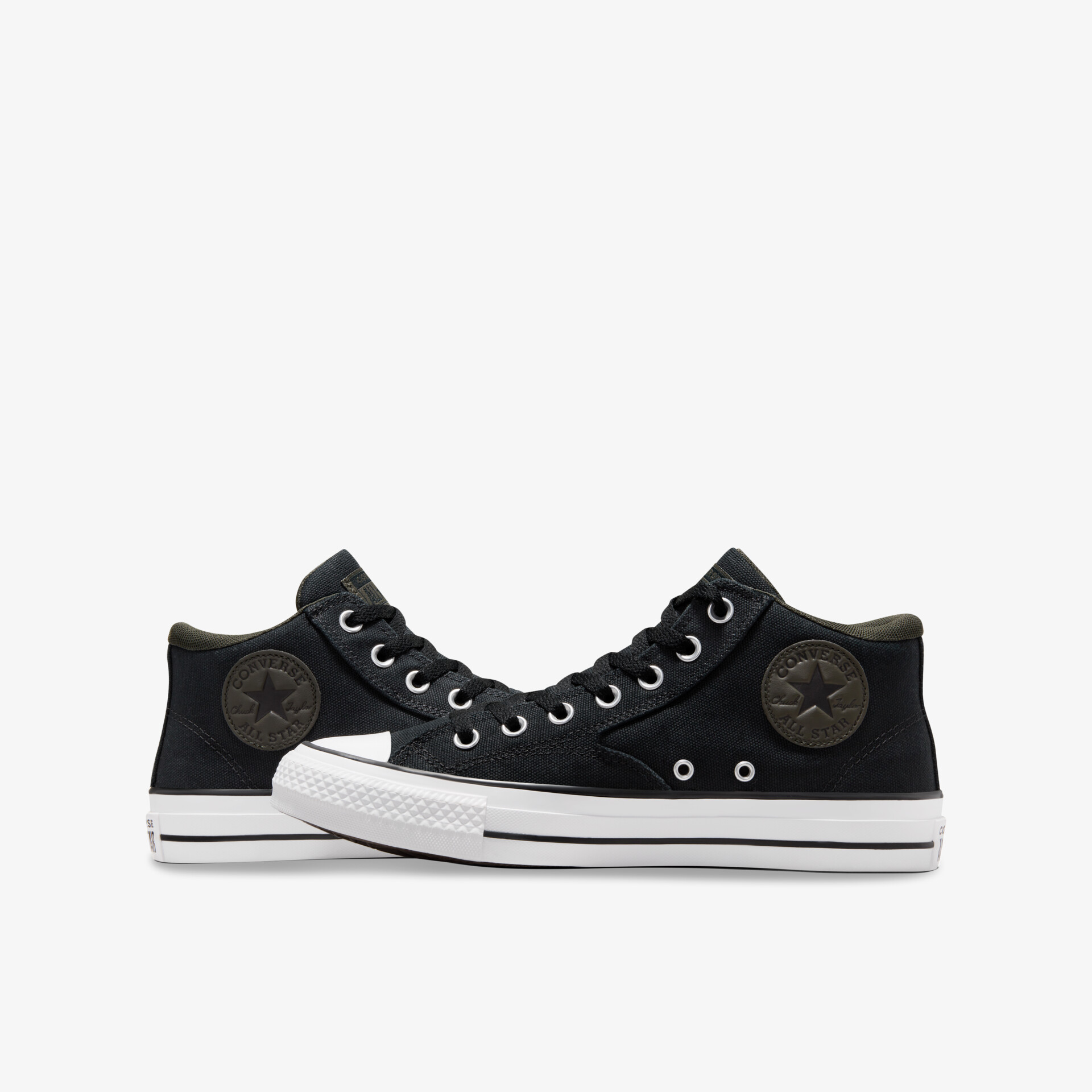Schwarzes Sneaker-Paar mit weißer Gummisohle, schwarzer Schnürung und sportlichem, vielseitigem Design für Alltag