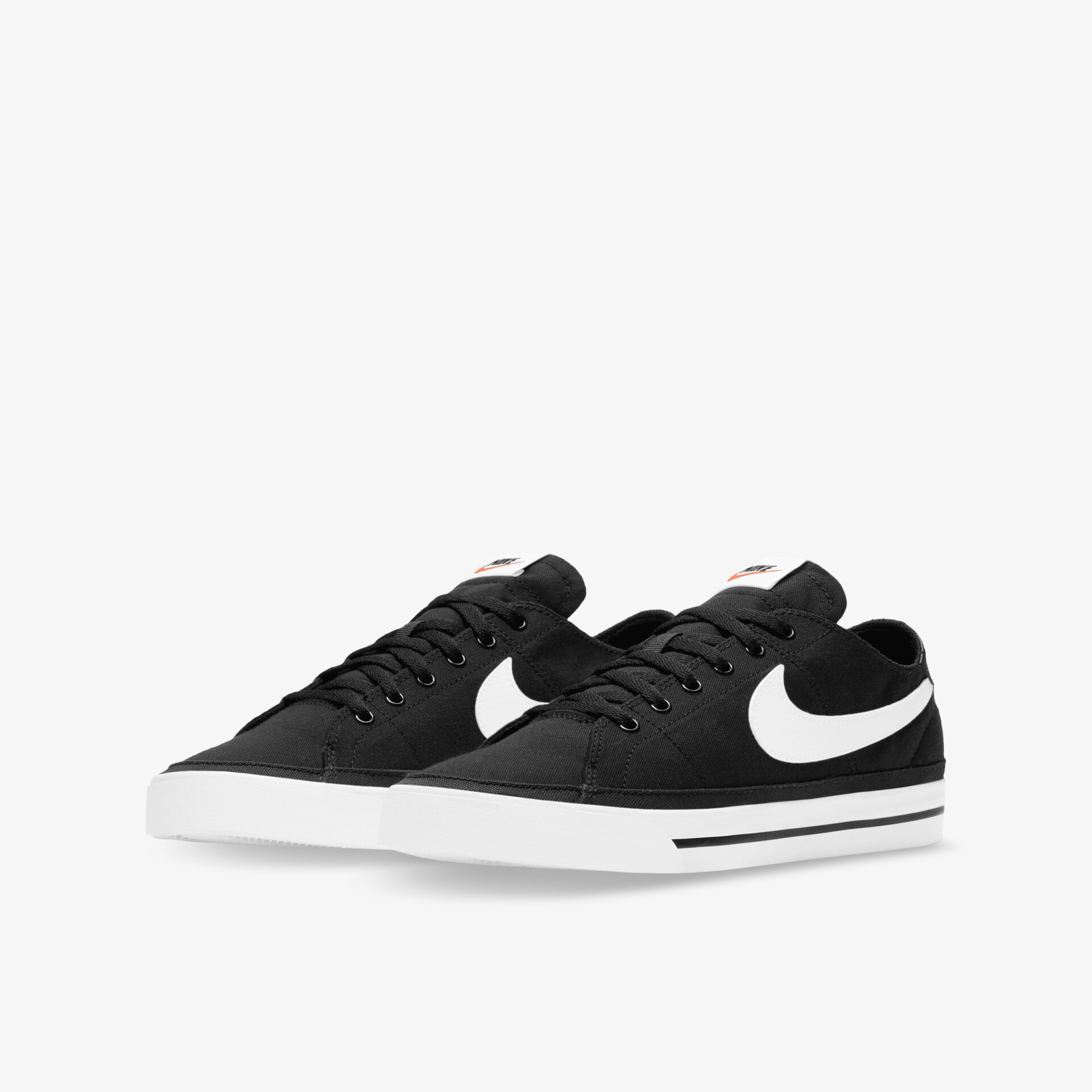 Schwarze Sneaker mit weißem Nike-Logo, bequem und leicht, ideal für sportliche Aktivitäten und Alltag