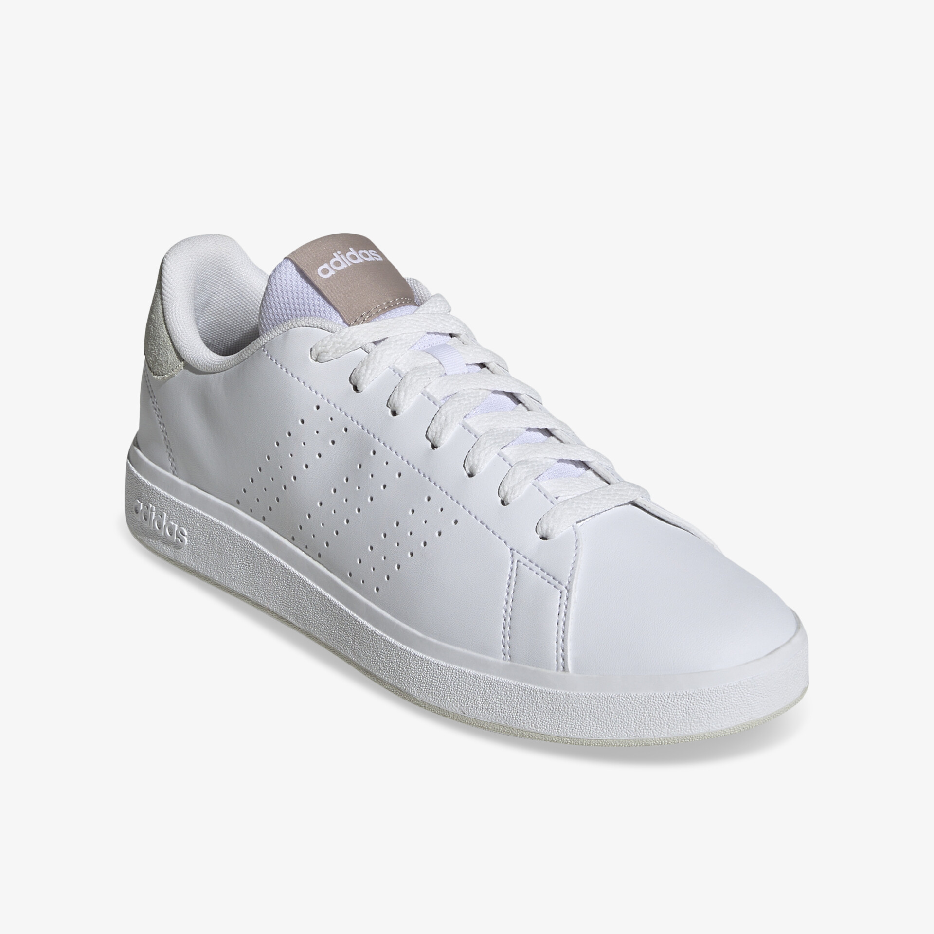 Moderner weißer Sneaker mit atmungsaktiven Perforationen, bequemer Passform und gepolstertem Kragen für hohen Tragekomfort