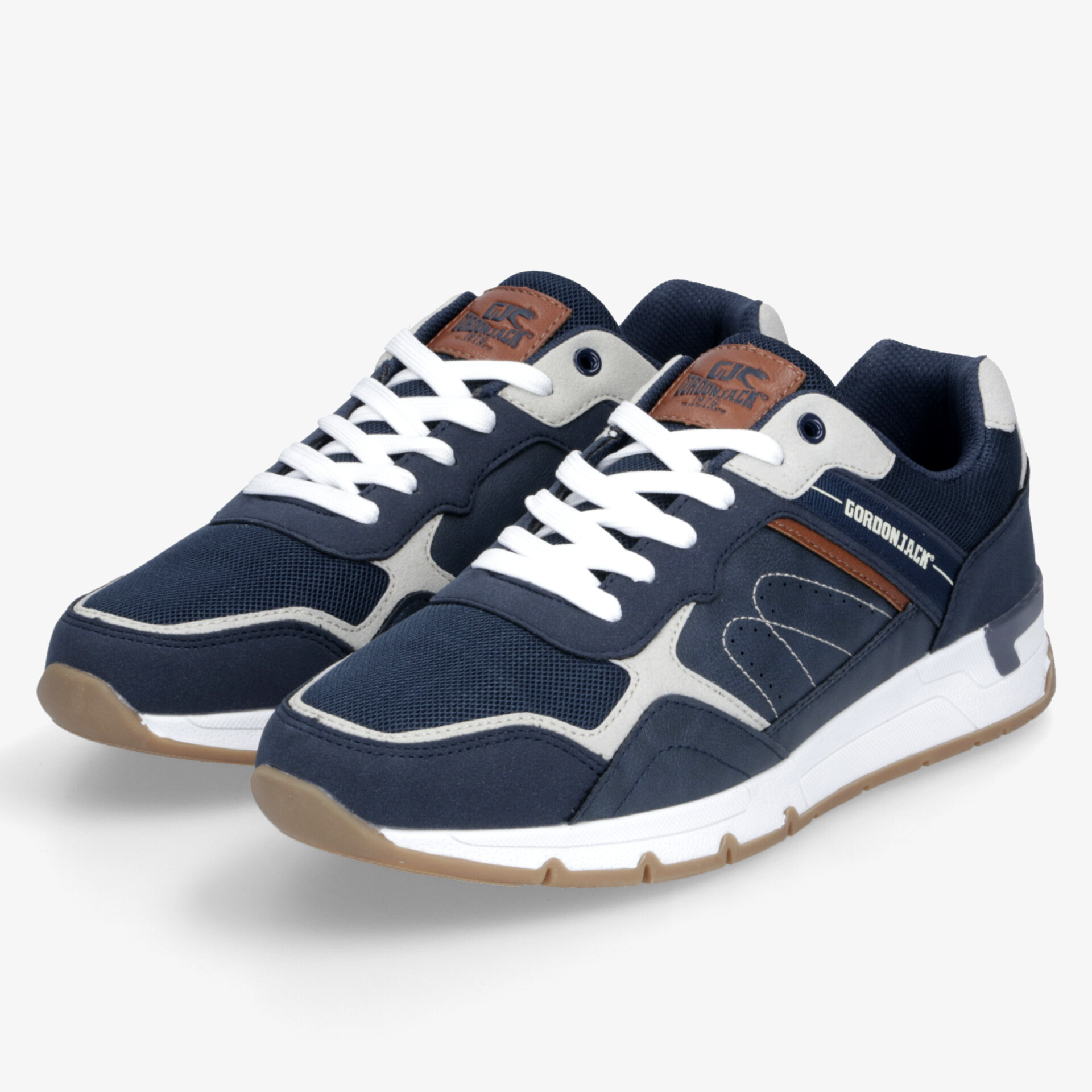 Sportliche navyblaue Sneaker mit weißen Schnürsenkeln und flexibler, leichter Sohle im Doppelpack