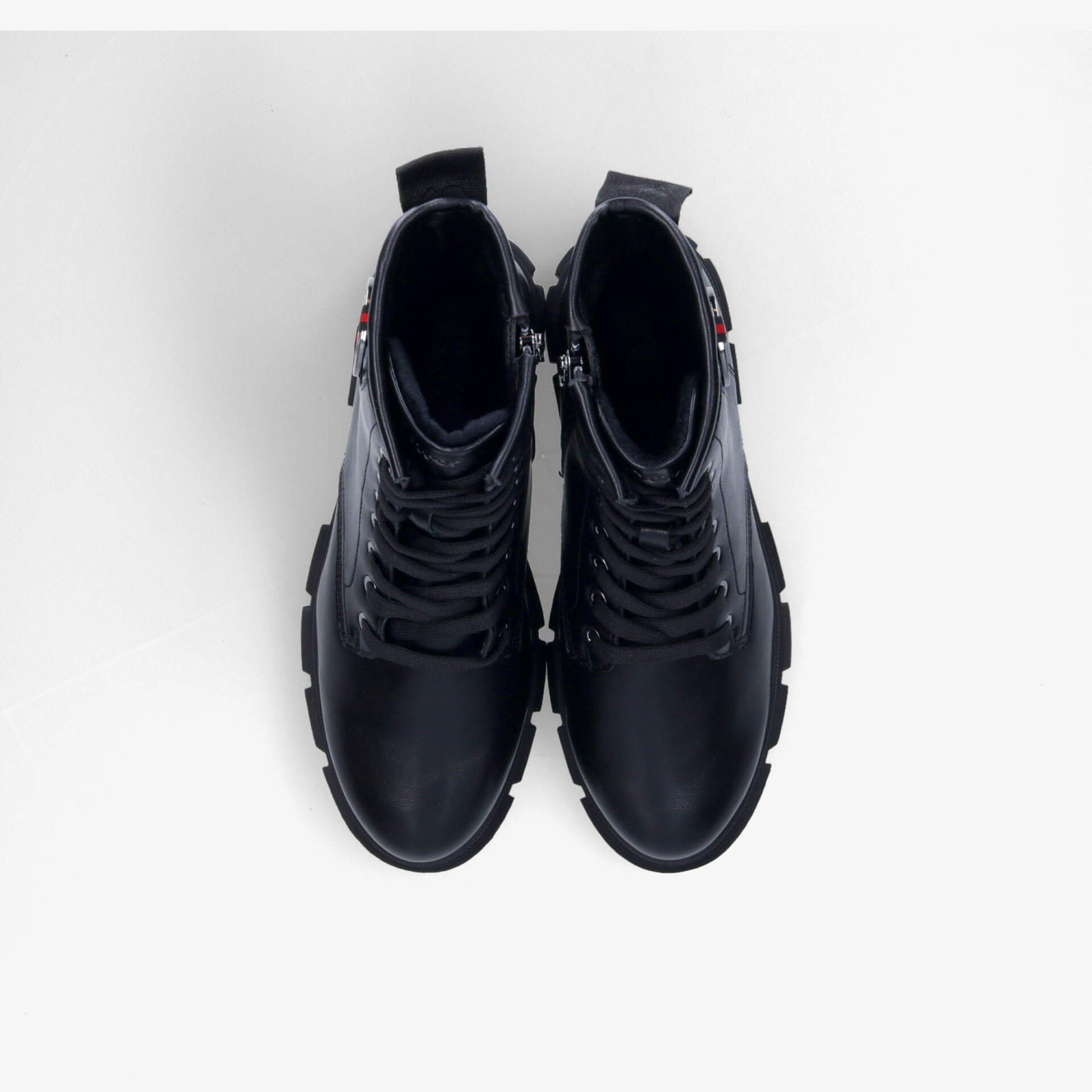 Robustes Paar Schuhe mit komfortabler Passform und strapazierfähigem Obermaterial aus Draufsicht