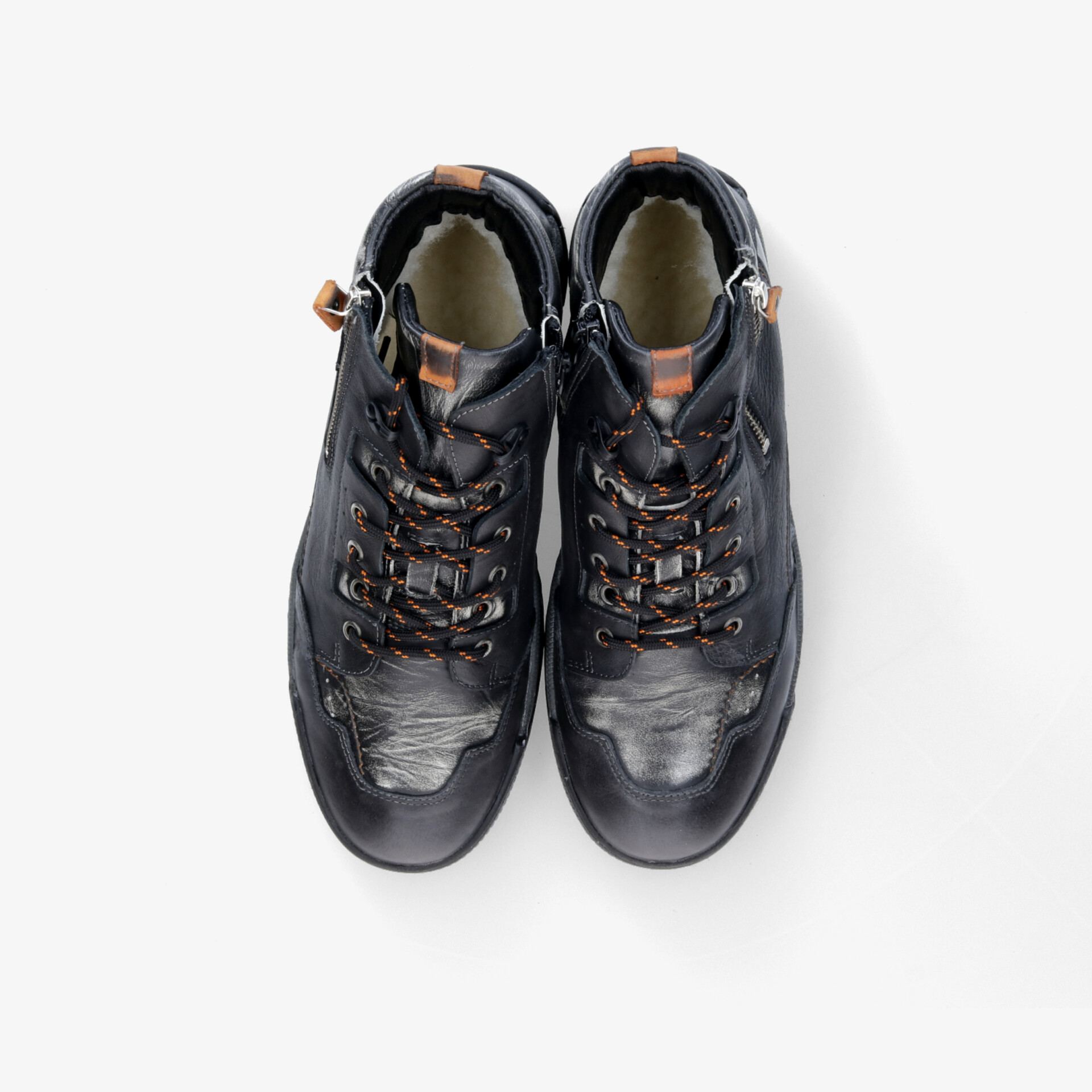 Robuste und bequeme schwarze Schuhe mit gepolsterter Innenseite und zuverlässiger Schnürung